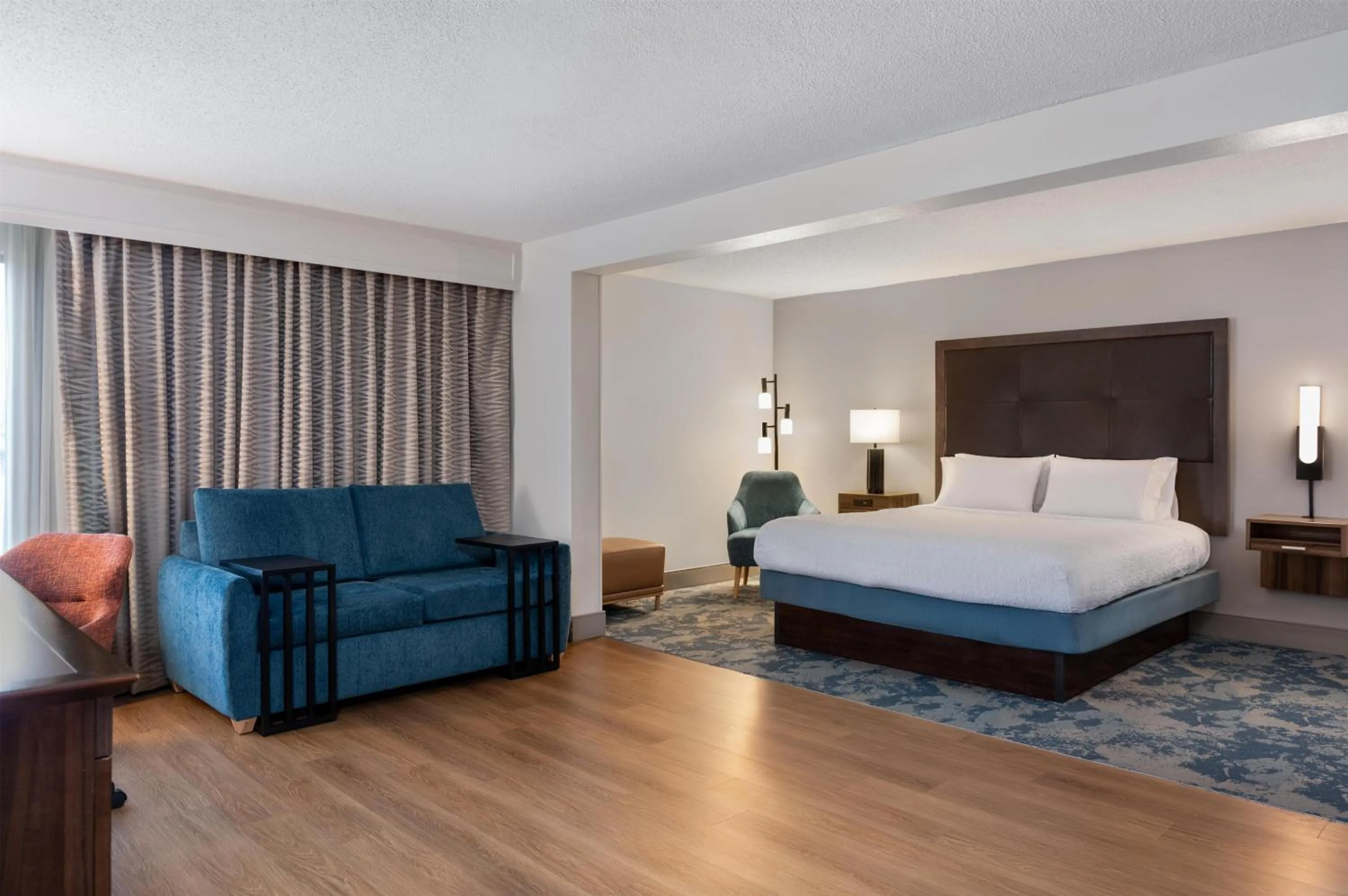 Living room, Bed in Hampton Inn South Hill