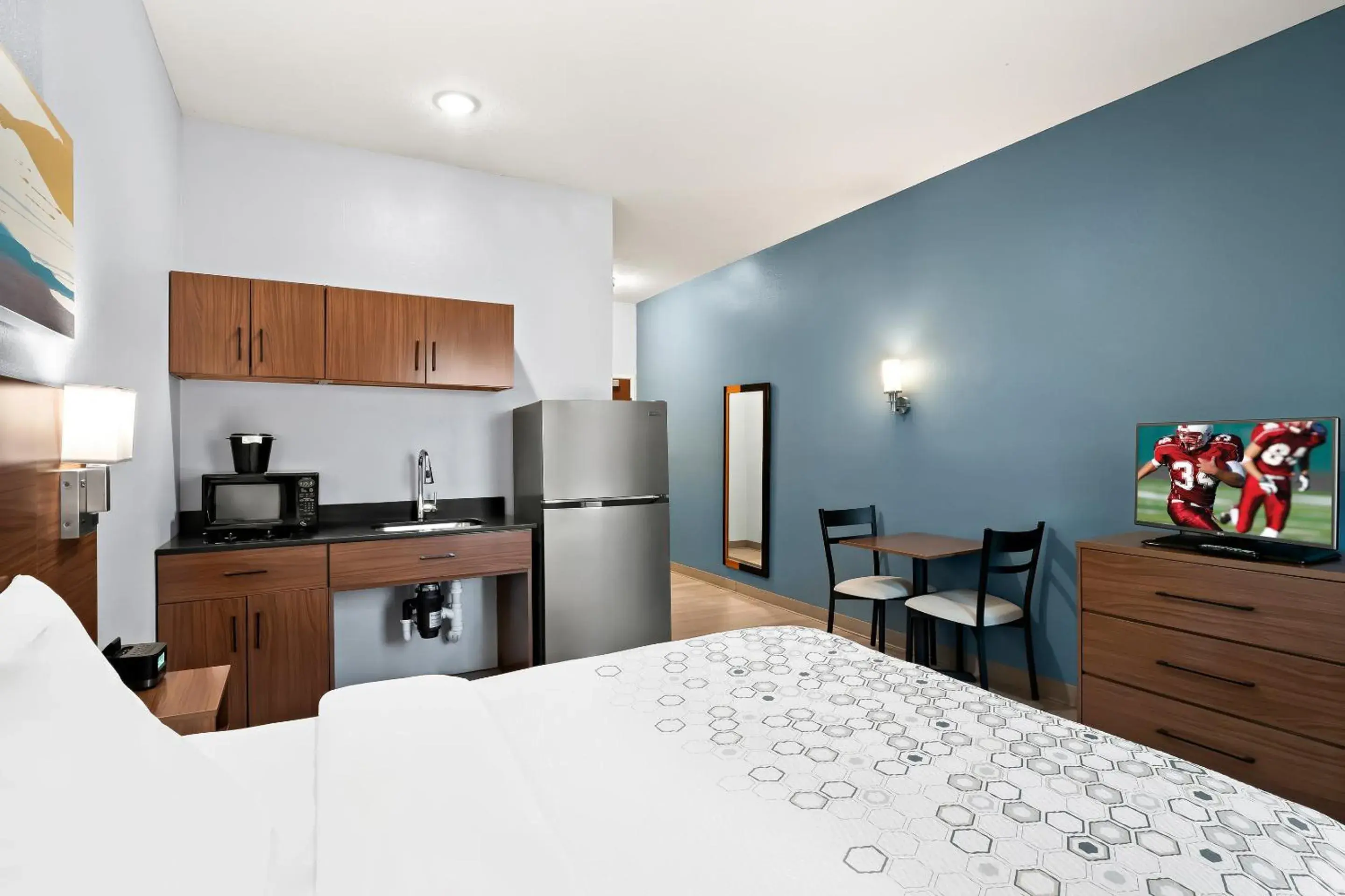 Studio Queen Room Disability Access Non-Smoking in HomeTowne Studios by Red Roof East Lansing - Okemos Studio Queen Room Disability Access Non-Smoking in HomeTowne Studios by Red Roof East Lansing - Okemos