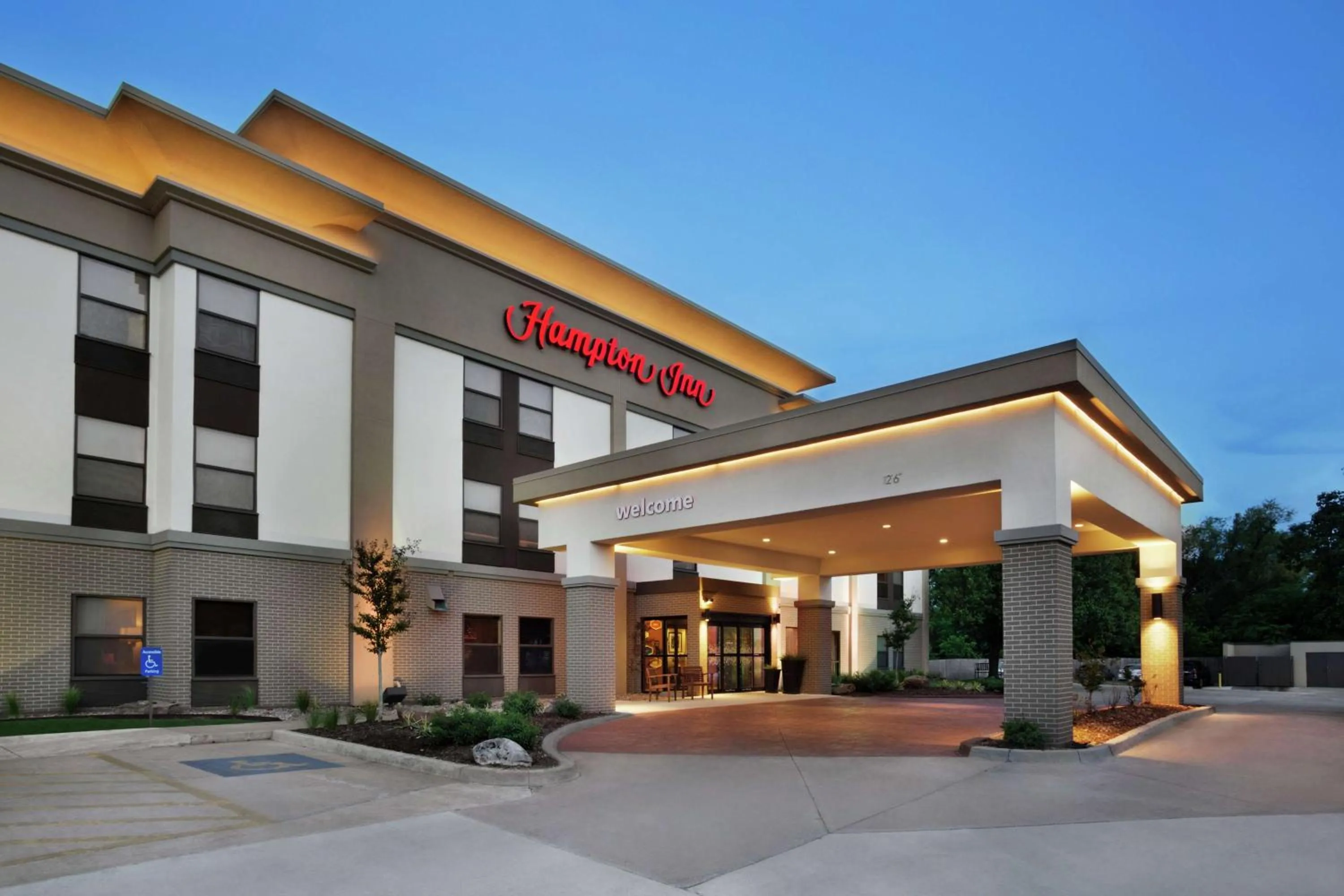 Property building in Hampton Inn Shawnee