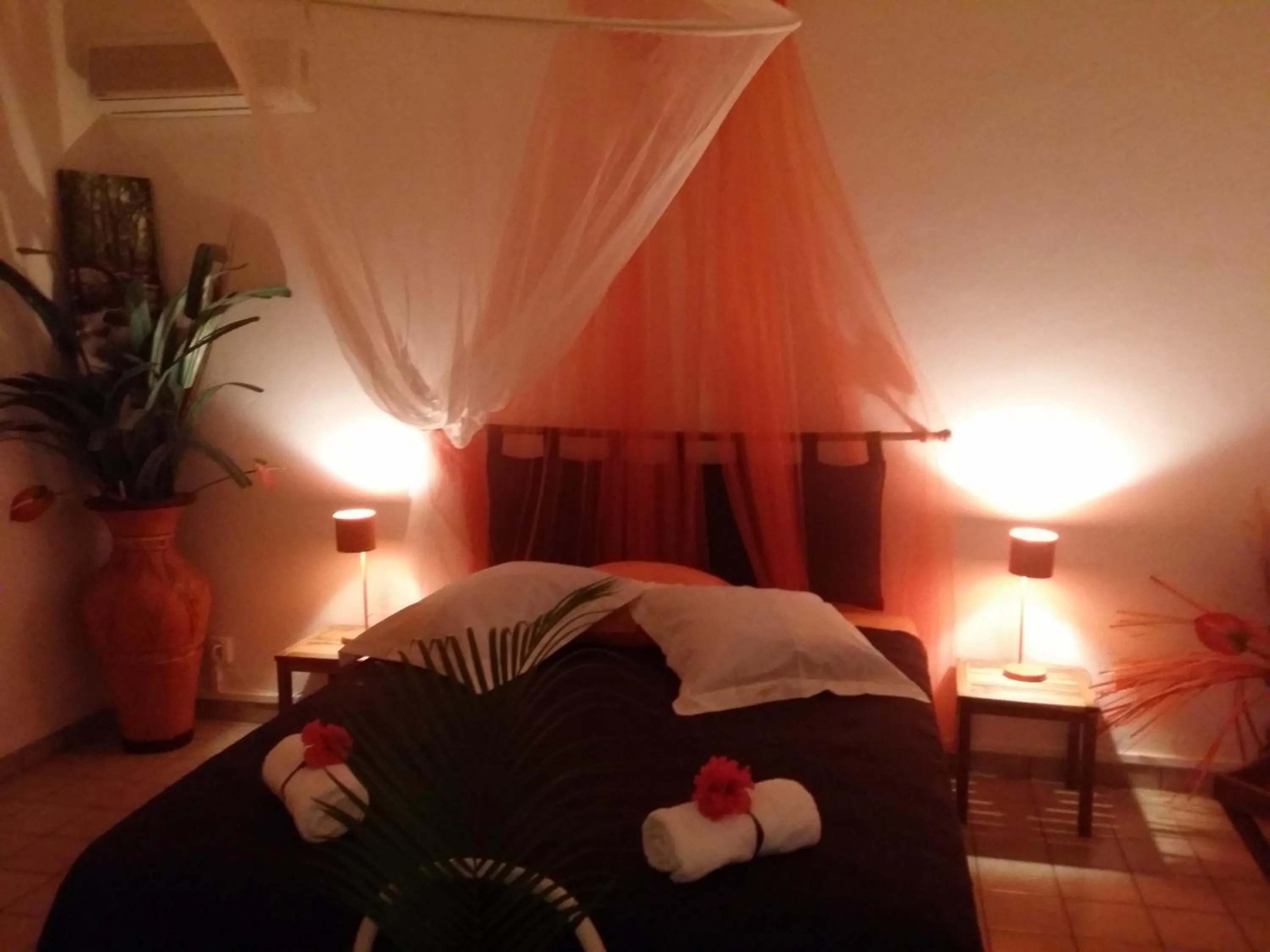 Photo of the whole room, Bed in Bungalow PAPAYE