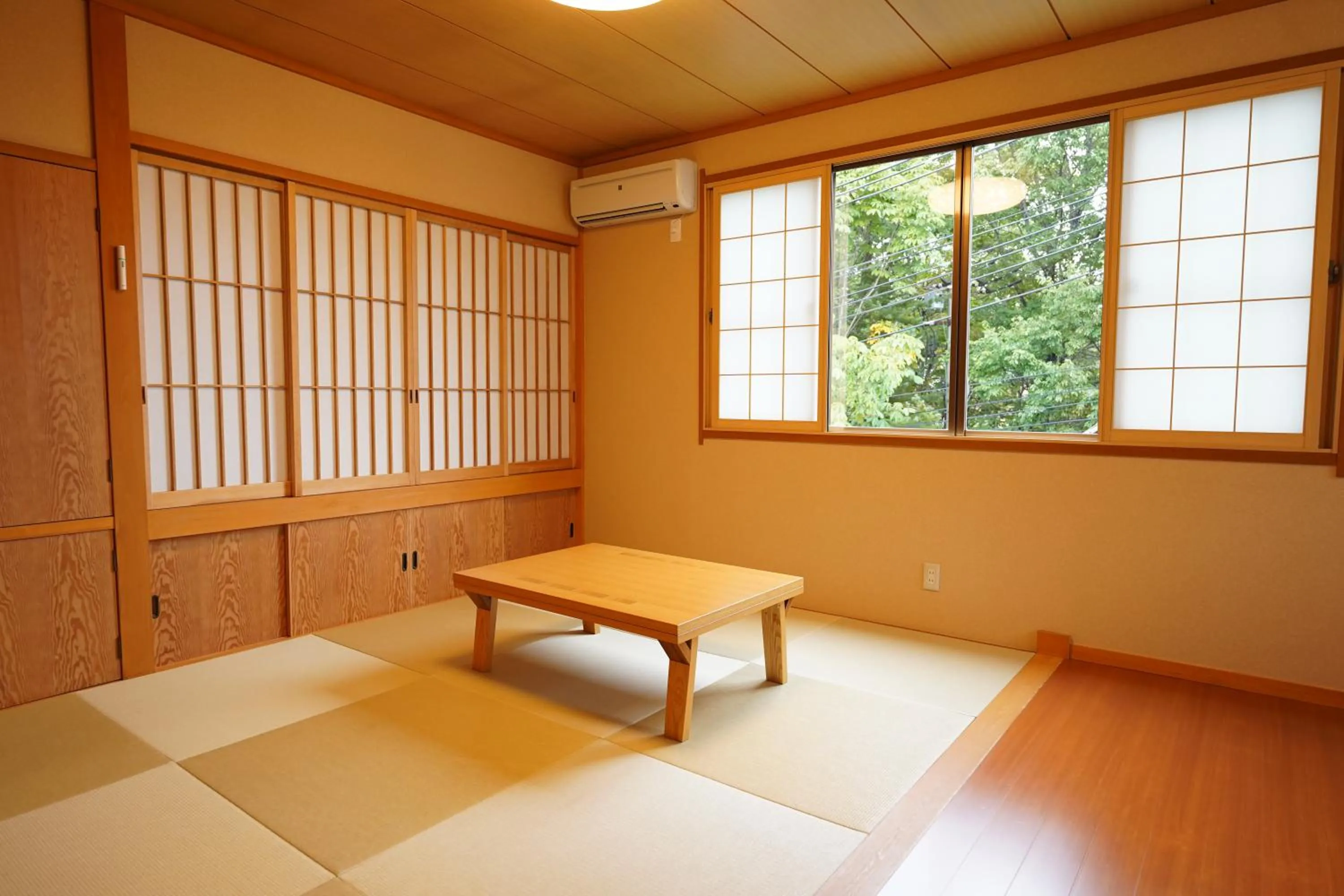 Photo of the whole room in Soumeian