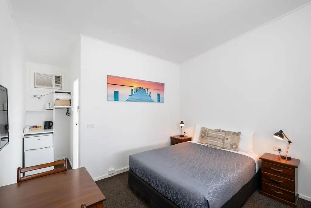 Photo of the whole room, Bed in Royal Motel Tenterfield