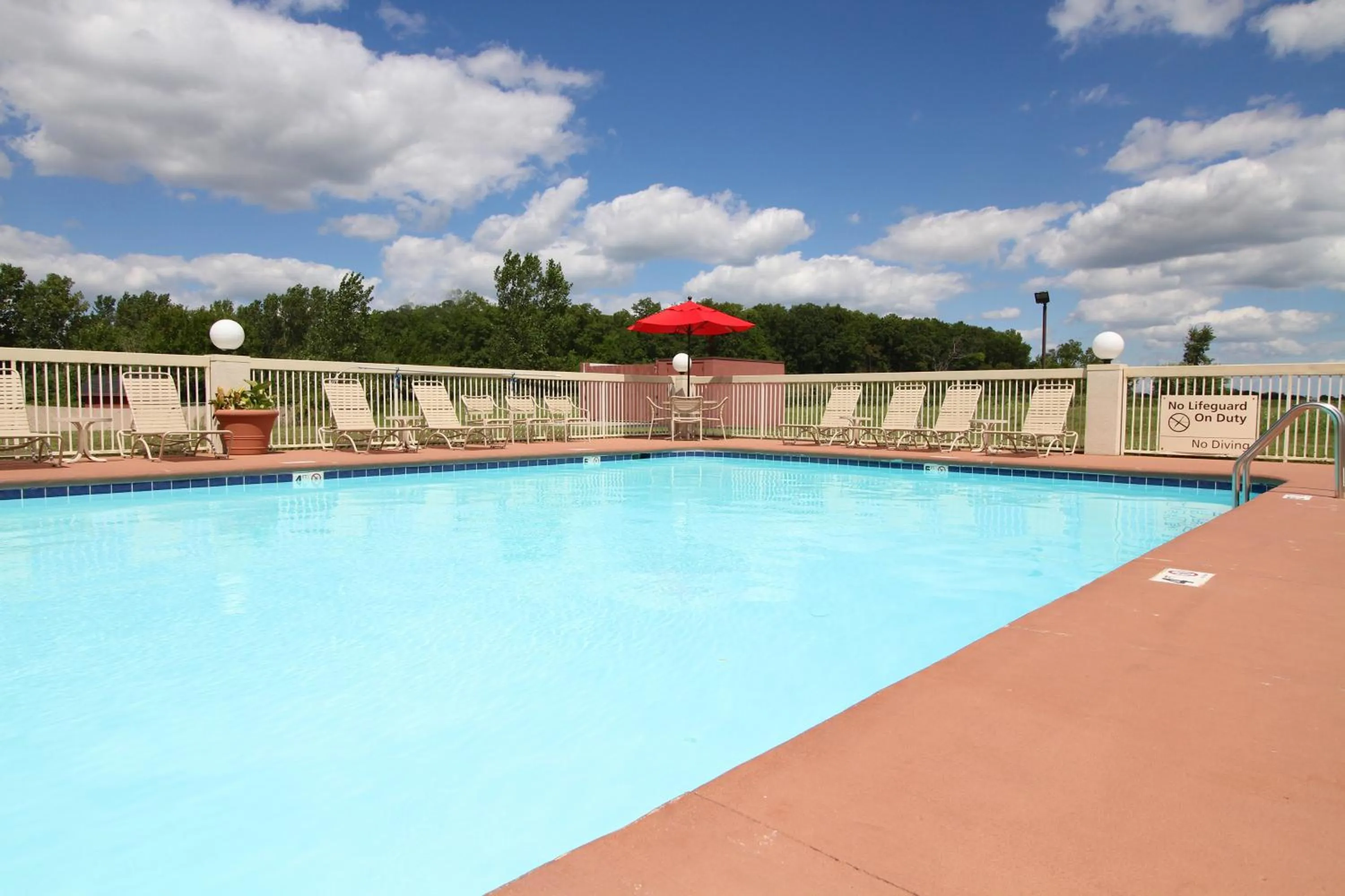 Swimming pool in Country Inn & Suites by Radisson, Sandusky South, OH