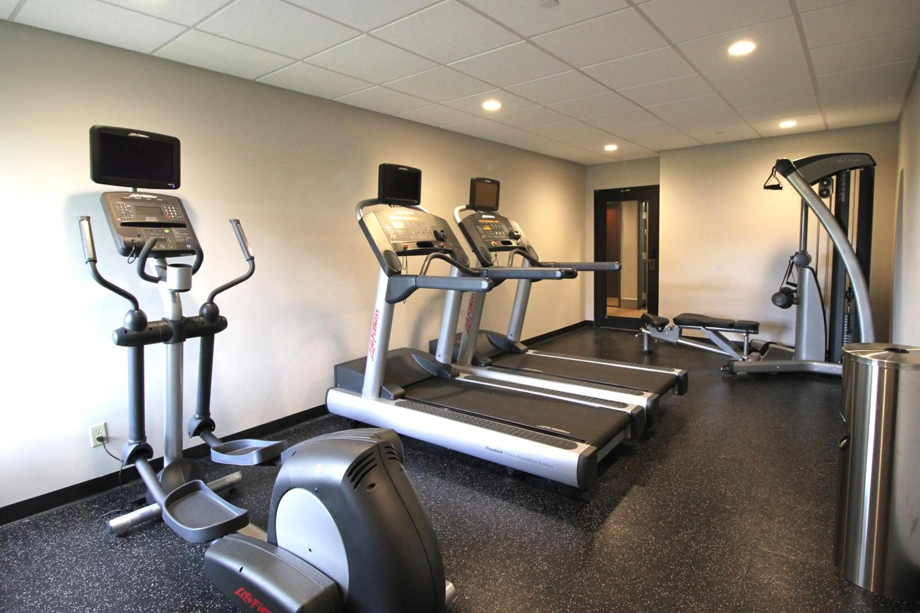 Fitness centre/facilities in Country Inn & Suites by Radisson, Sandusky South, OH
