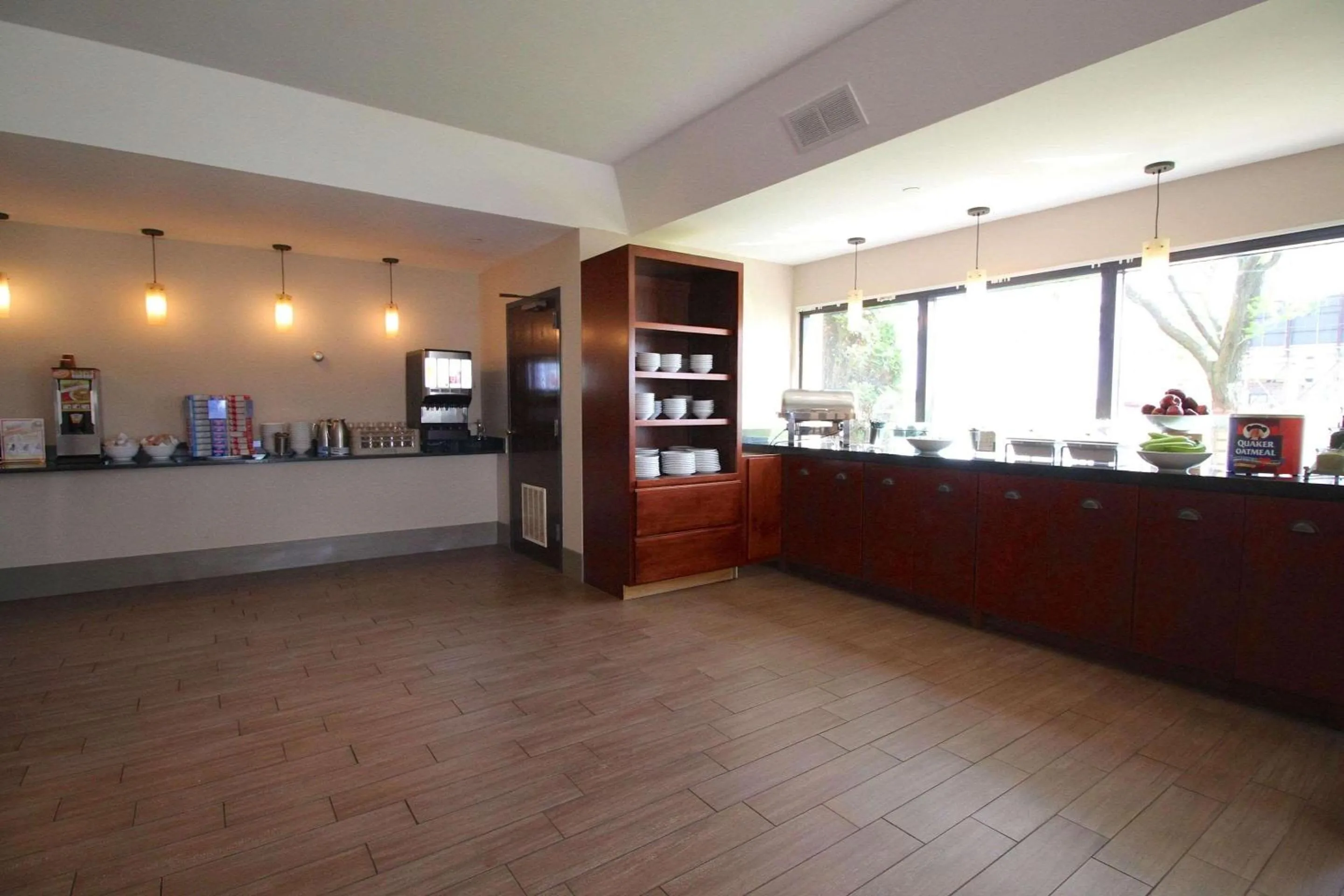 Breakfast in Country Inn & Suites by Radisson, Sandusky South, OH