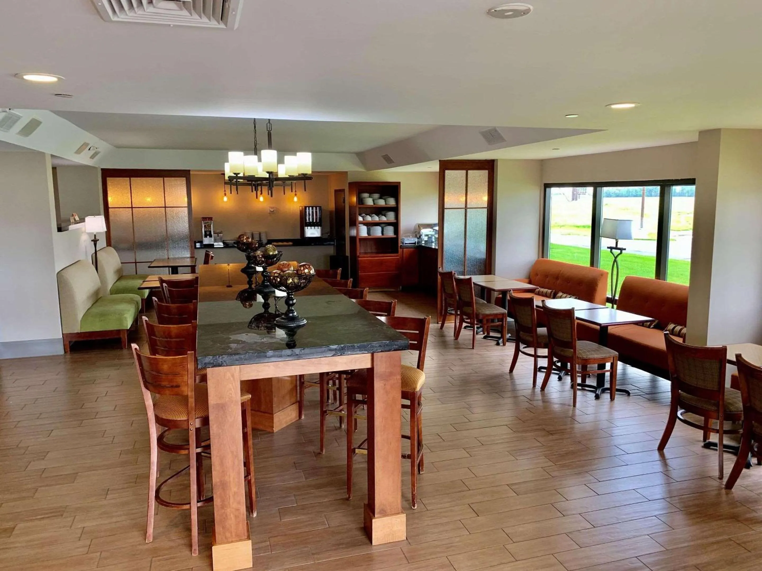 Breakfast in Country Inn & Suites by Radisson, Sandusky South, OH