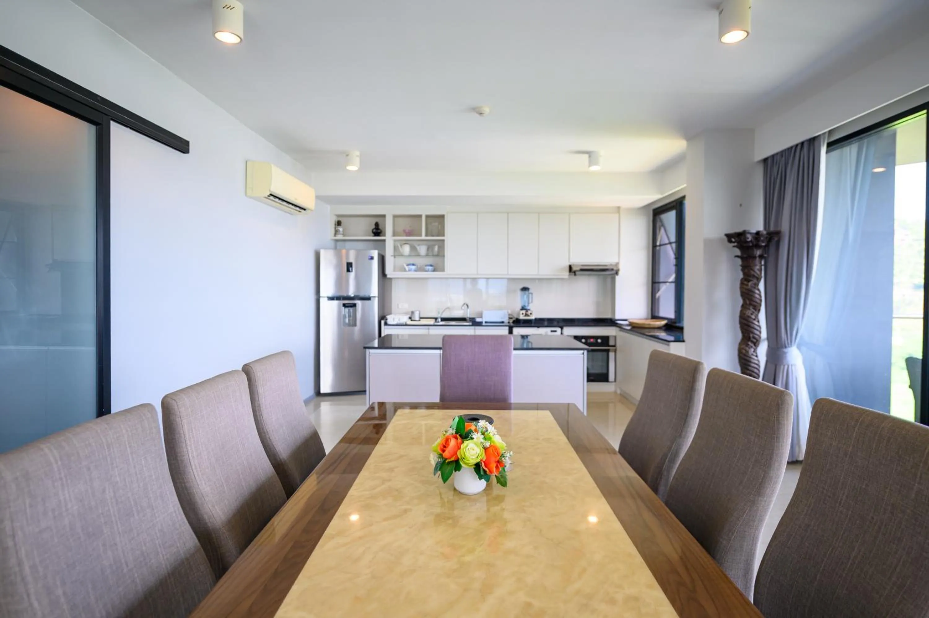 Dining area in 6th Avenue Surin Beach - Official Account