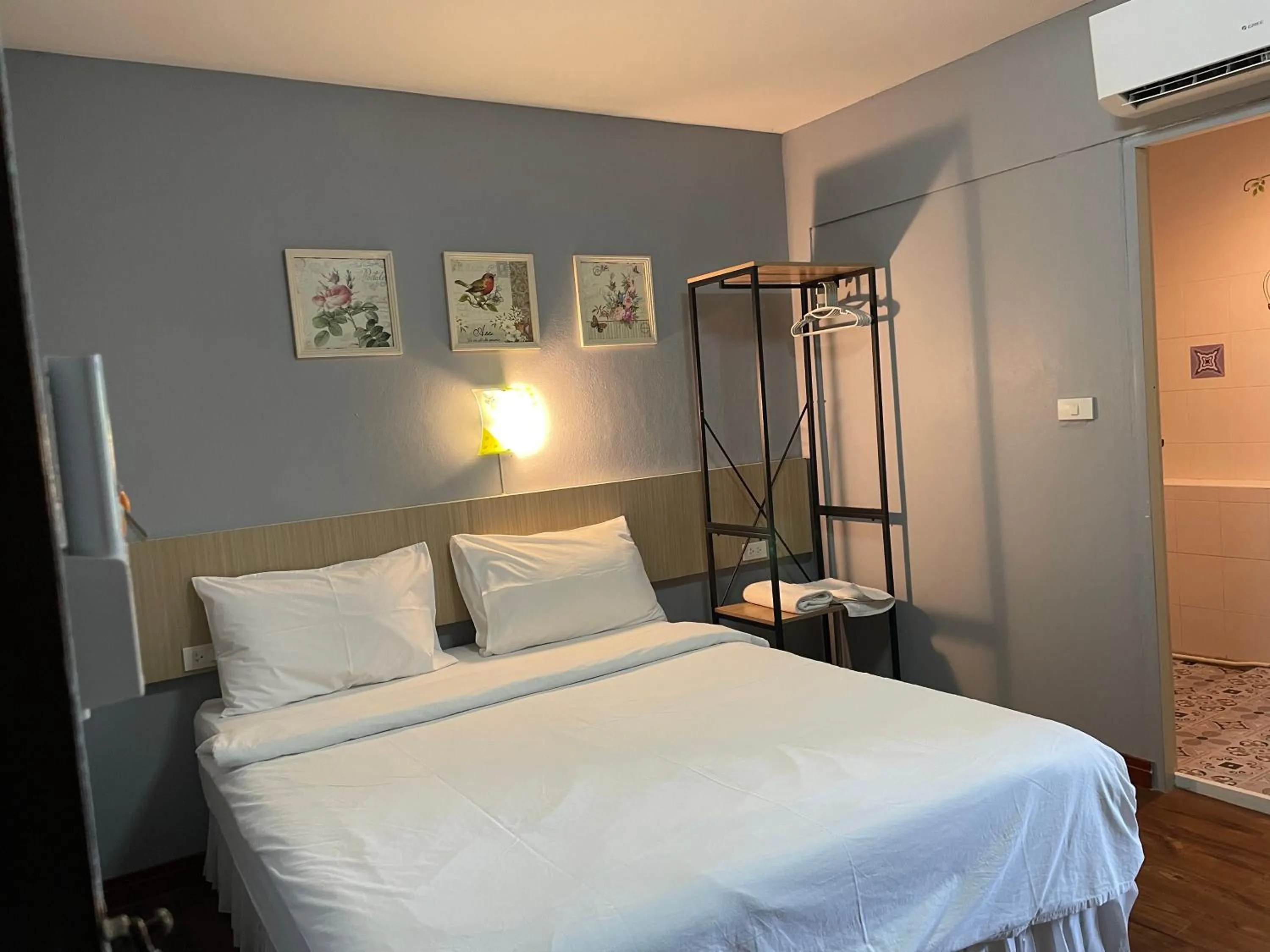 Photo of the whole room, Bed in Nawaporn Place