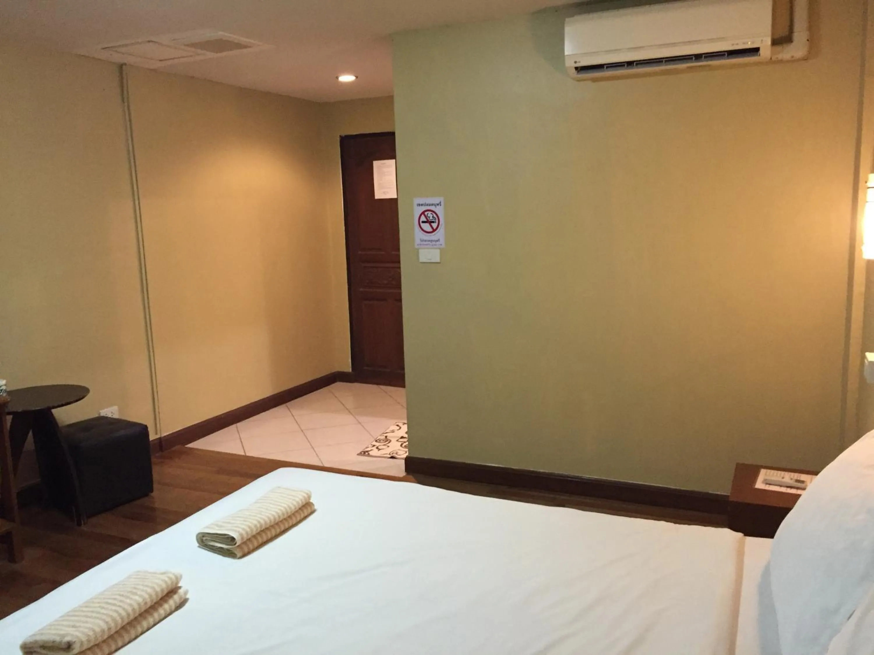 Photo of the whole room, Bed in Nawaporn Place