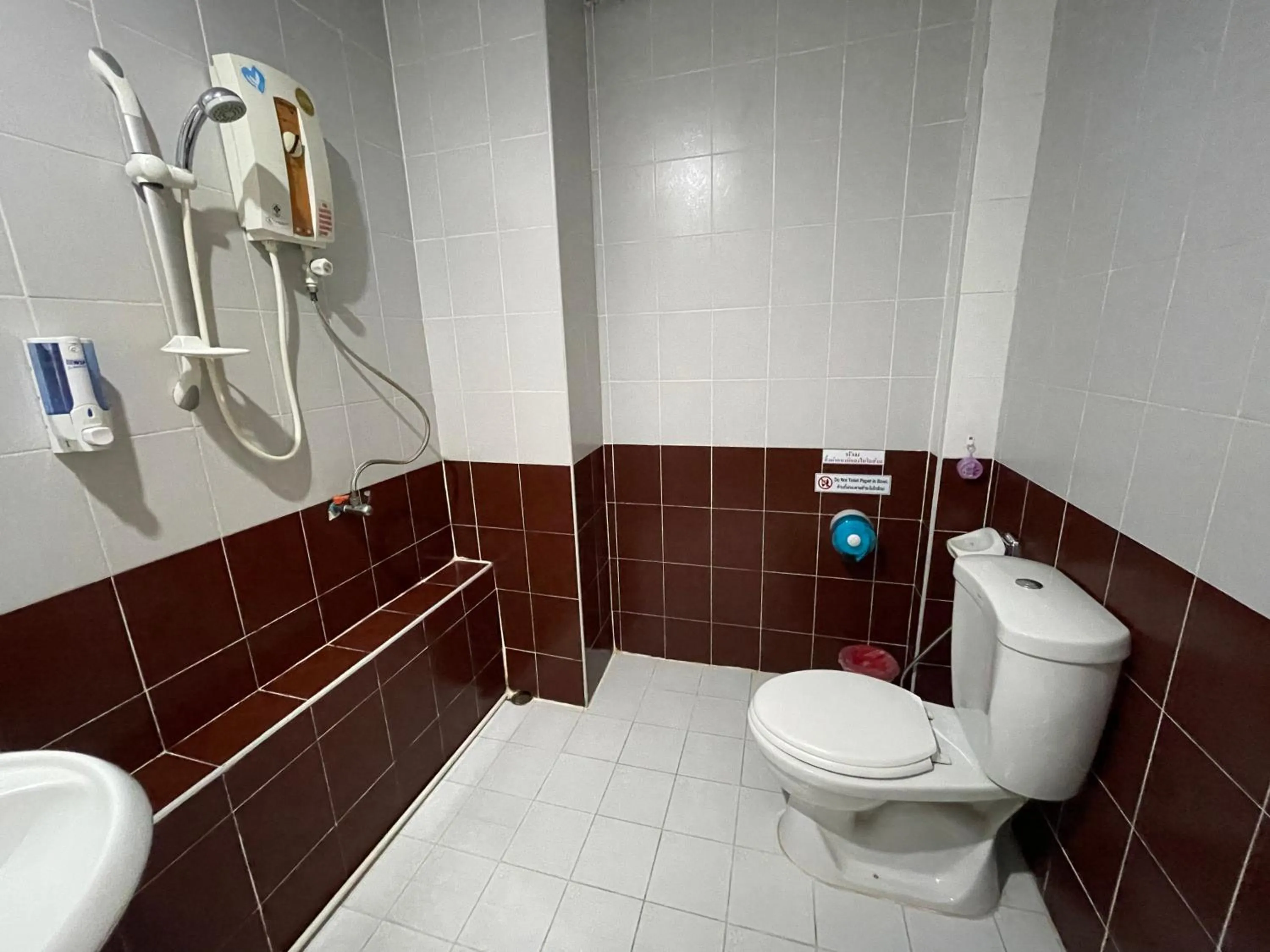 Shower in Nawaporn Place