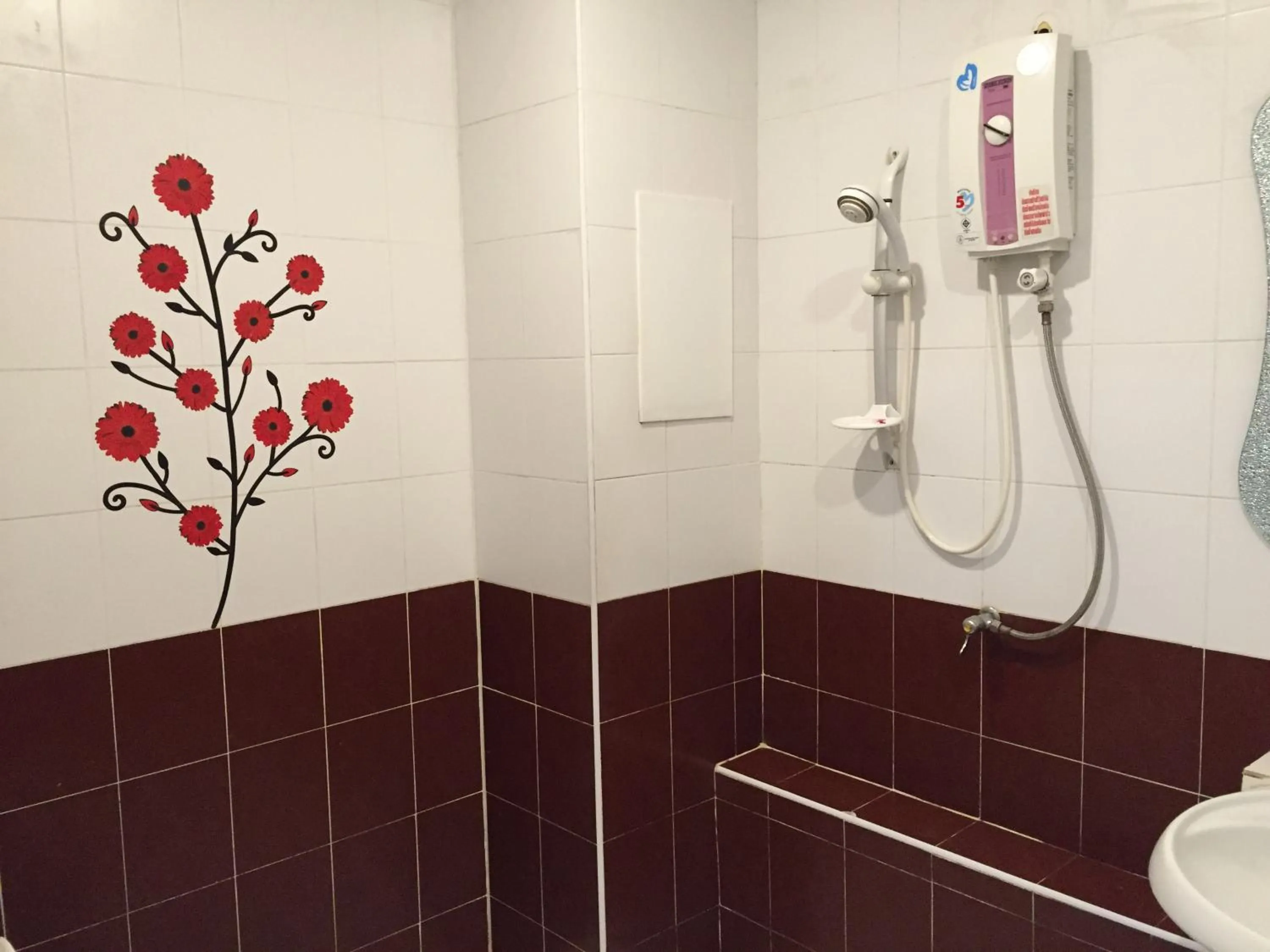 Shower in Nawaporn Place