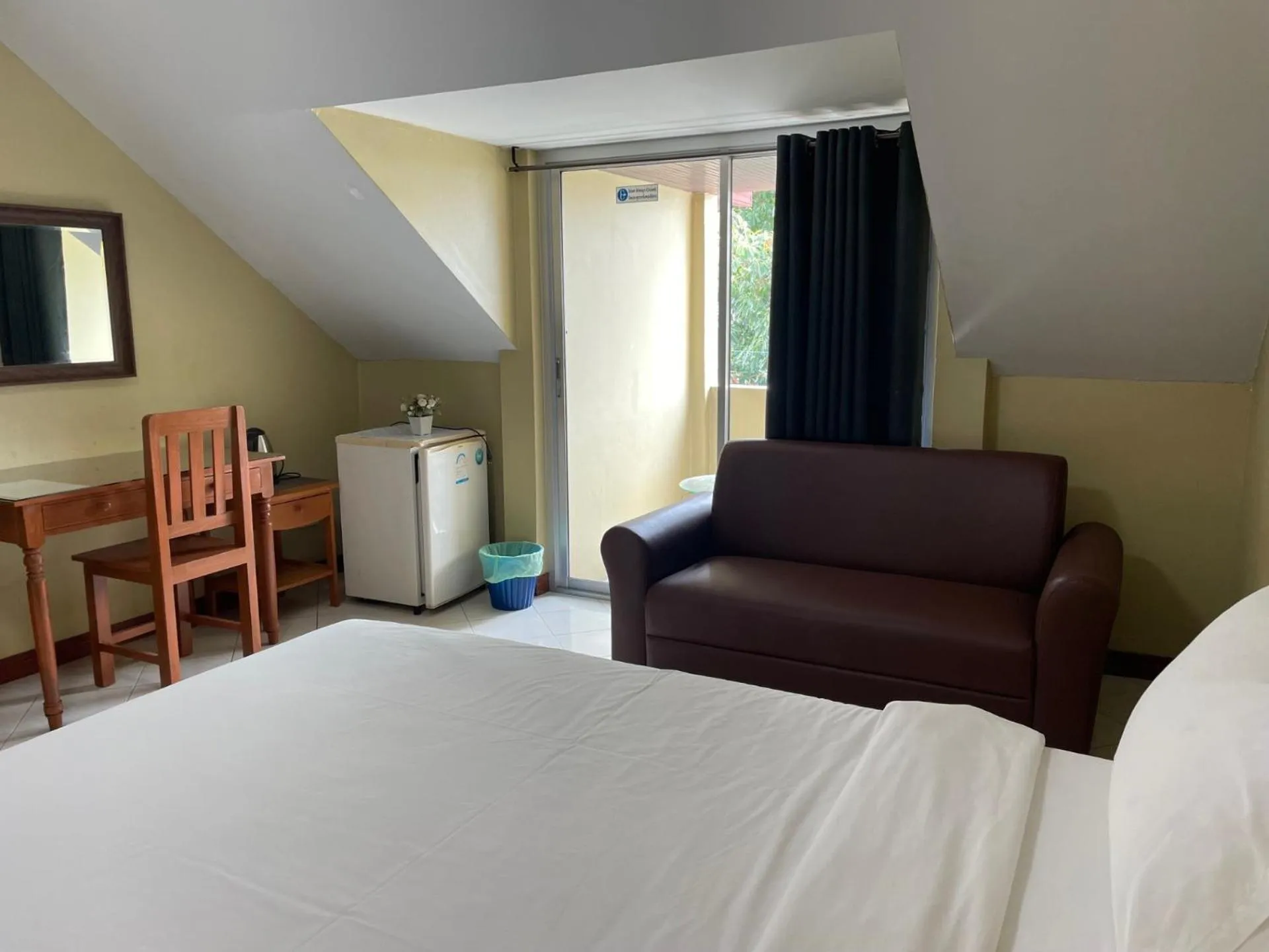 Living room, Bed in Nawaporn Place