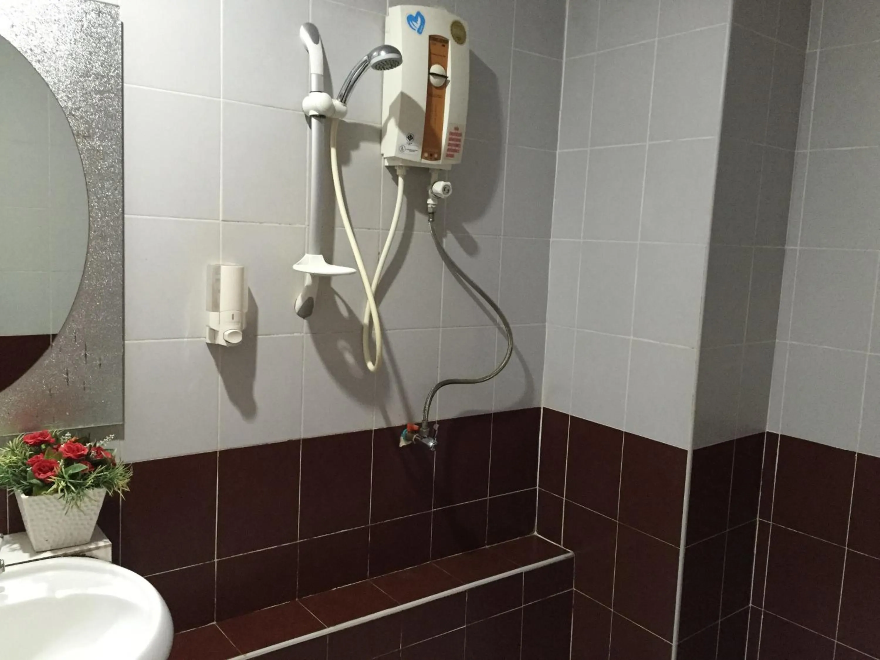 Shower in Nawaporn Place