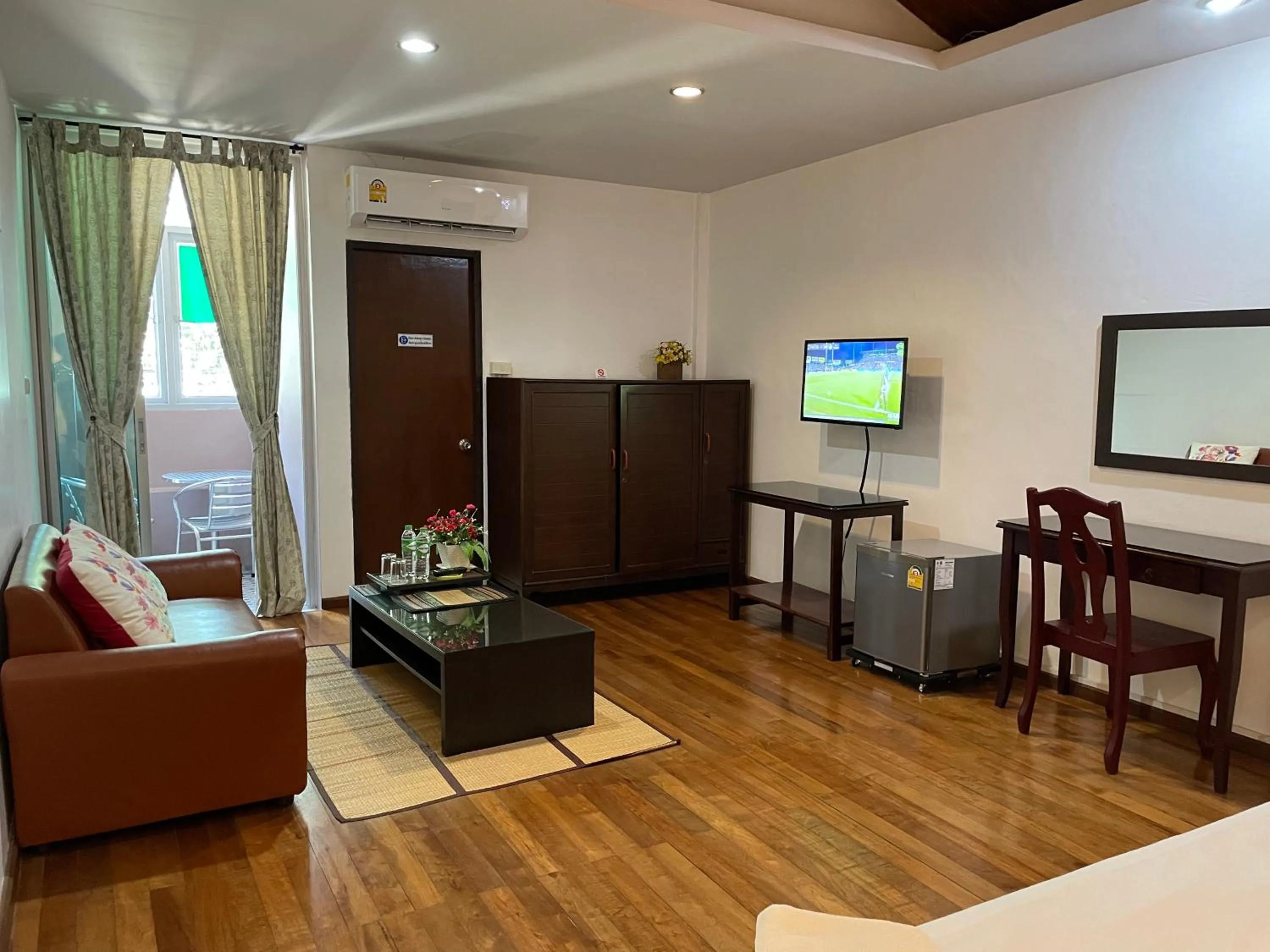 Communal lounge/ TV room in Nawaporn Place
