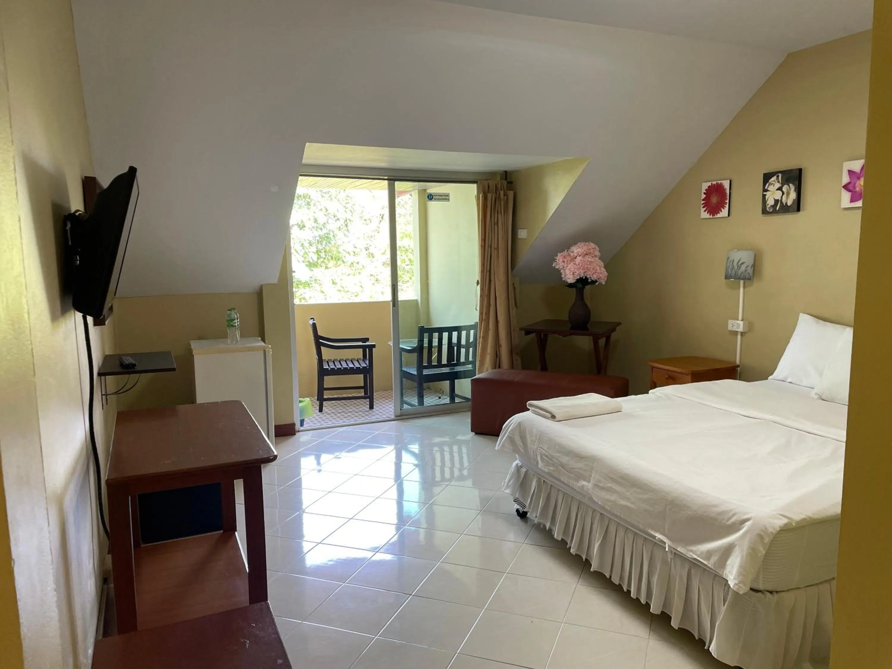 Photo of the whole room, Bed in Nawaporn Place