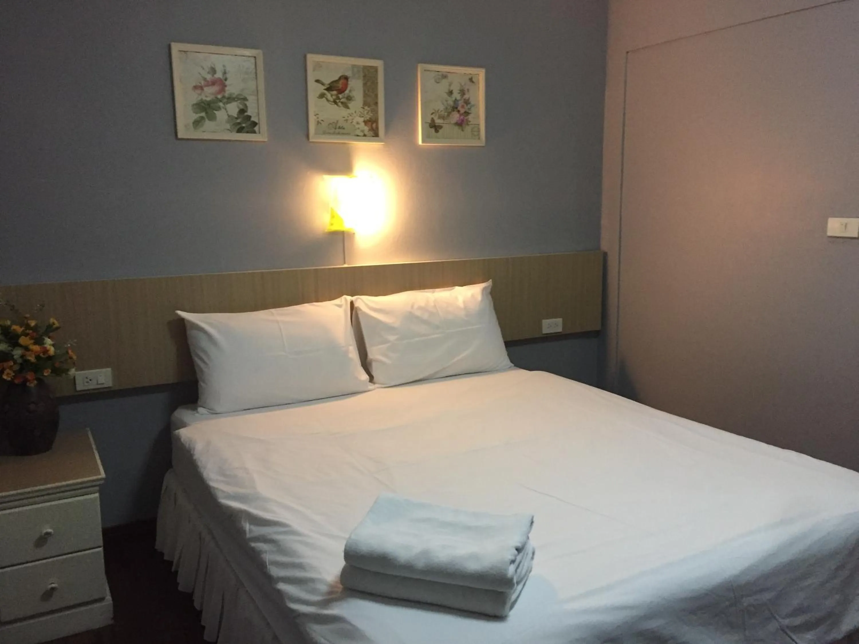 Photo of the whole room, Bed in Nawaporn Place