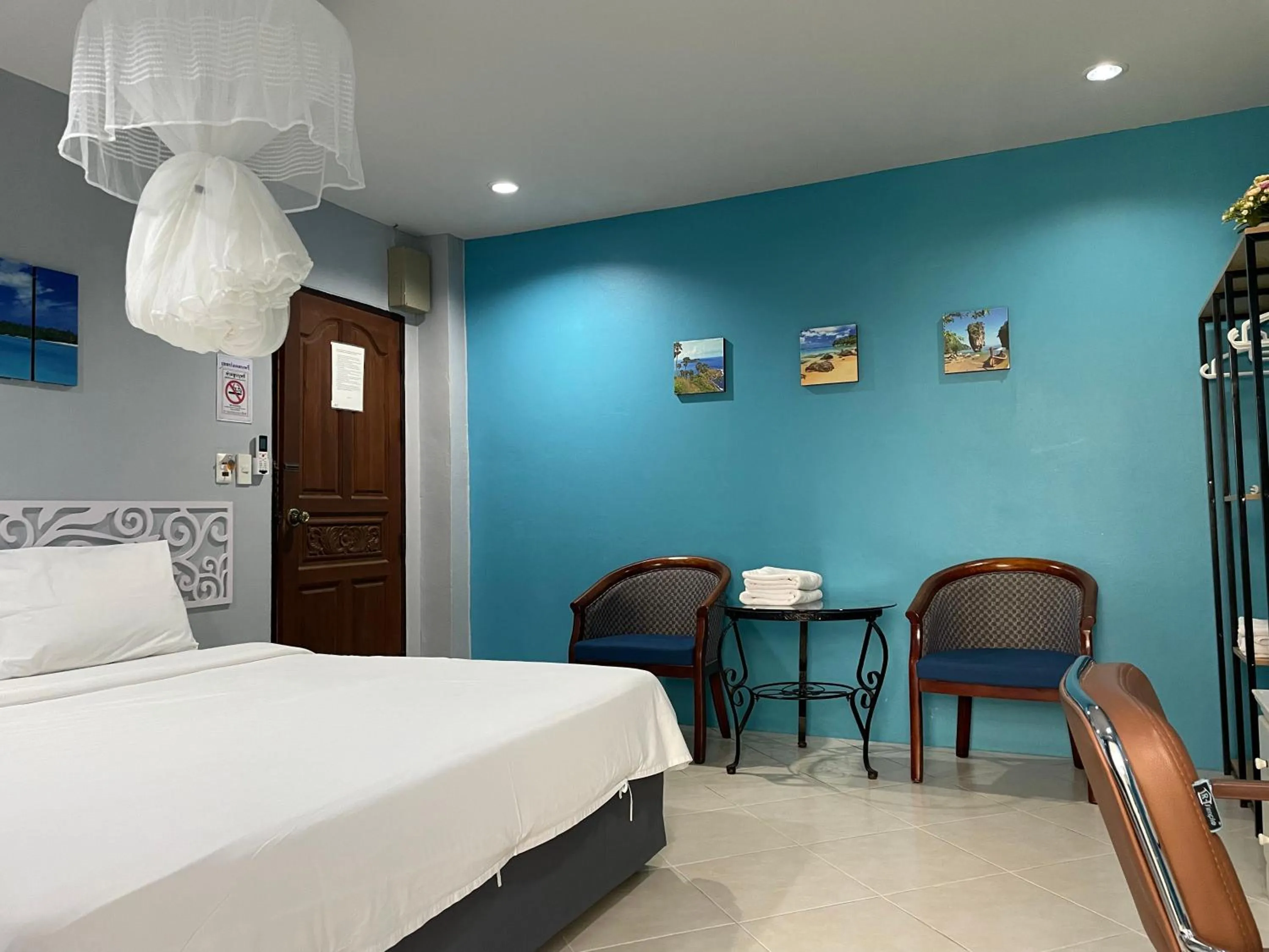 Seating area, Bed in Nawaporn Place