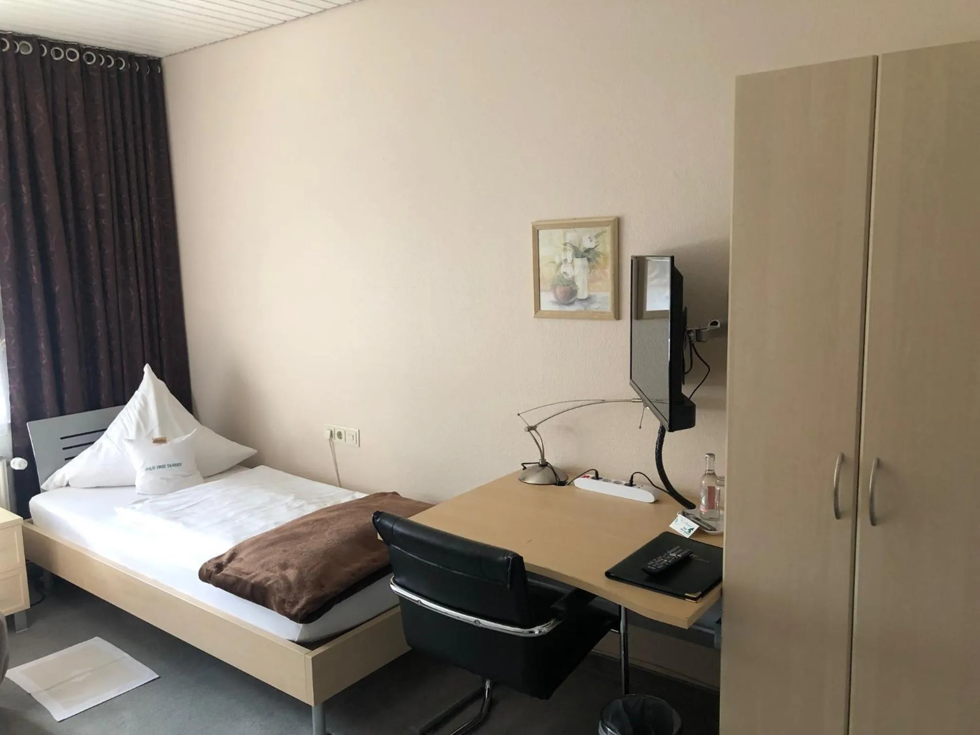 wardrobe, Bed in Haus Drei Tannen