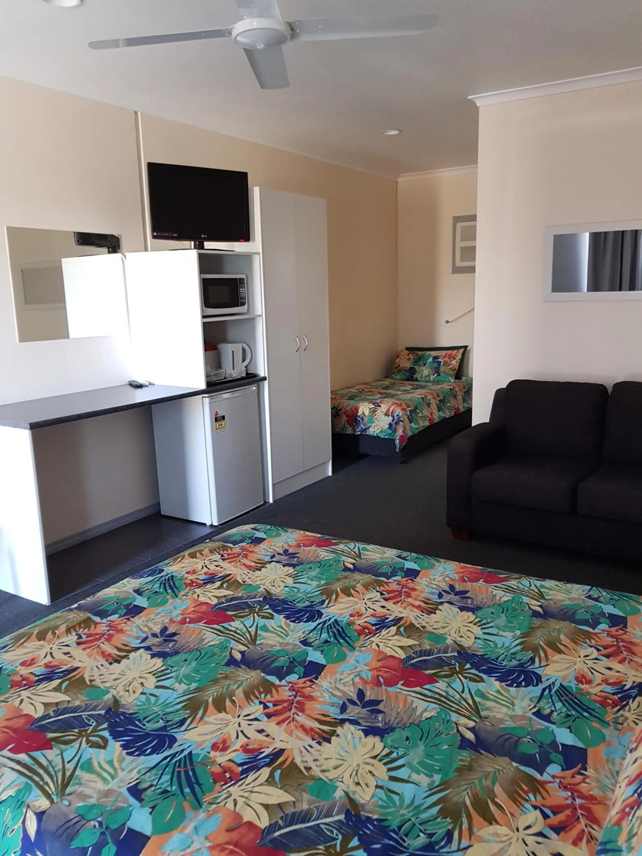 Communal lounge/ TV room in Wentworth Central Motor Inn