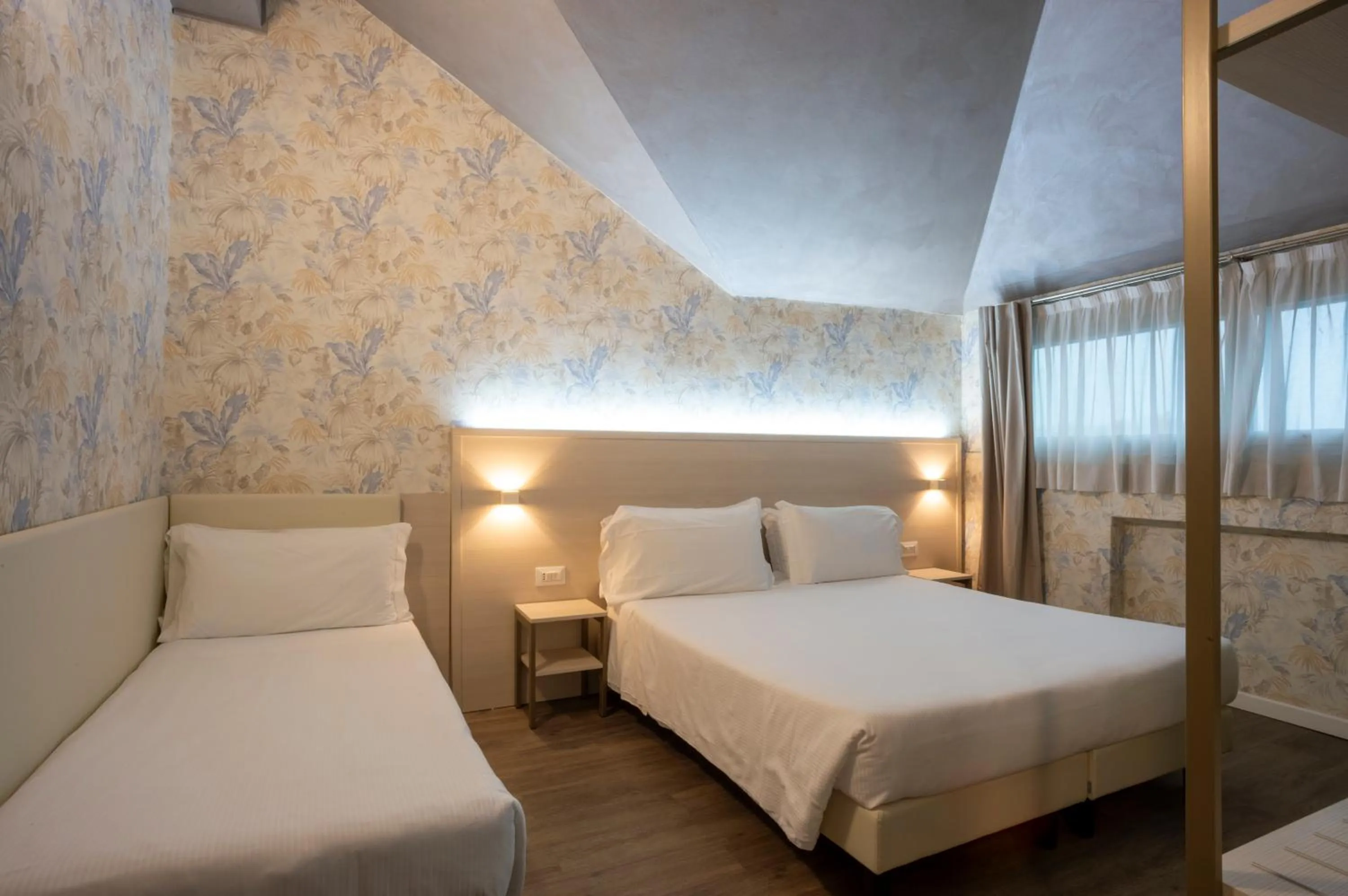 Photo of the whole room, Bed in Hotel Embassy