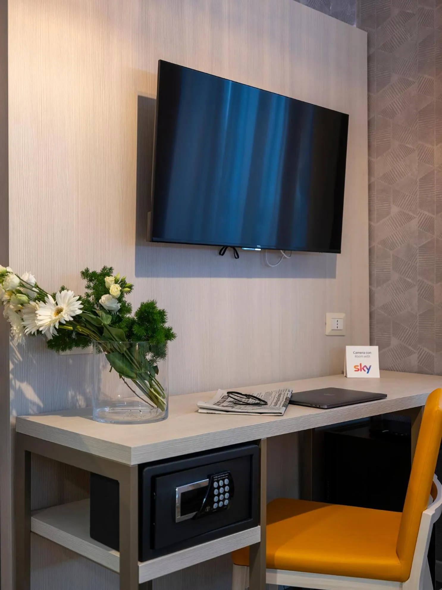 TV and multimedia in Hotel Embassy