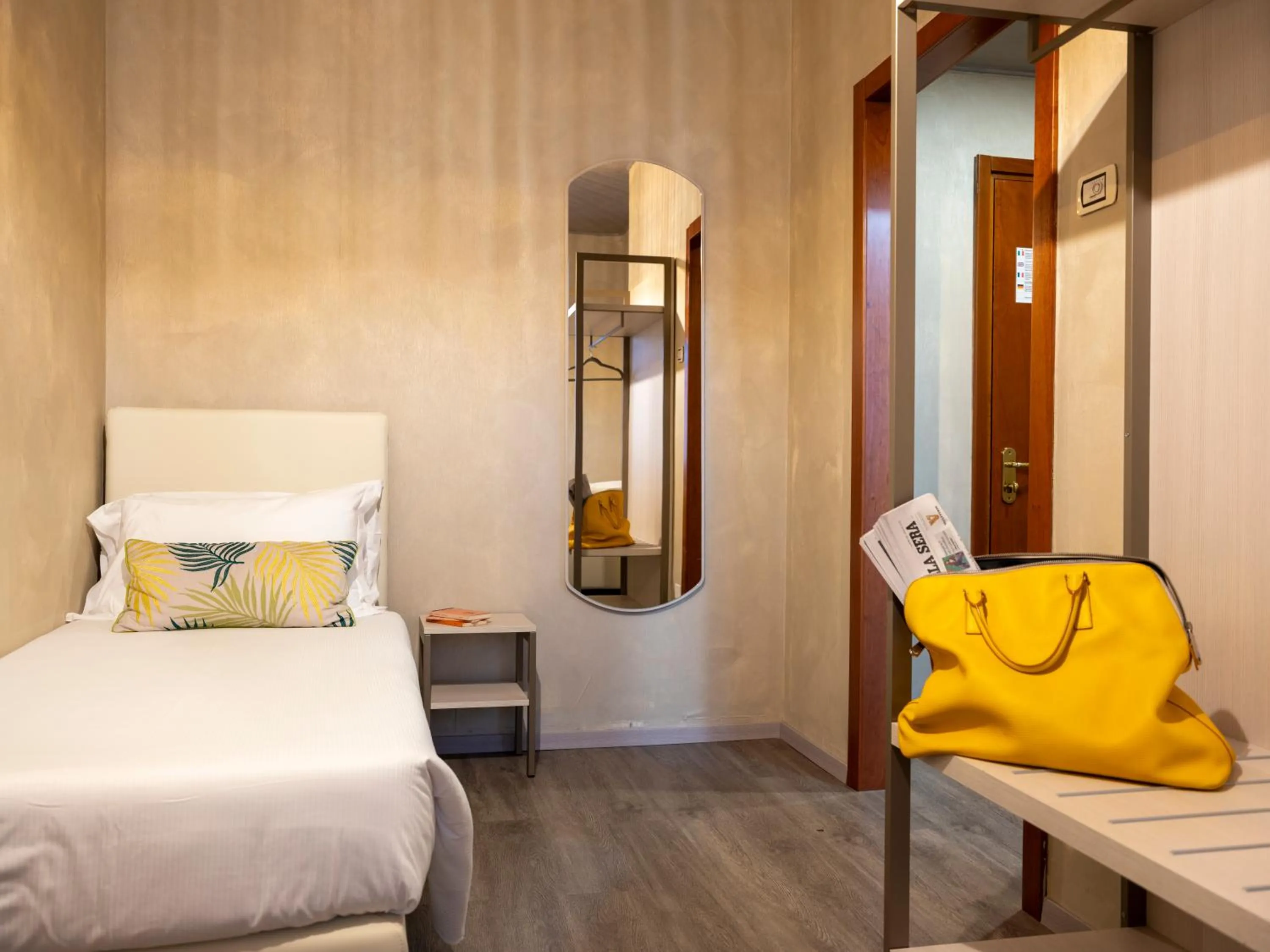 Bedroom, Bed in Hotel Embassy