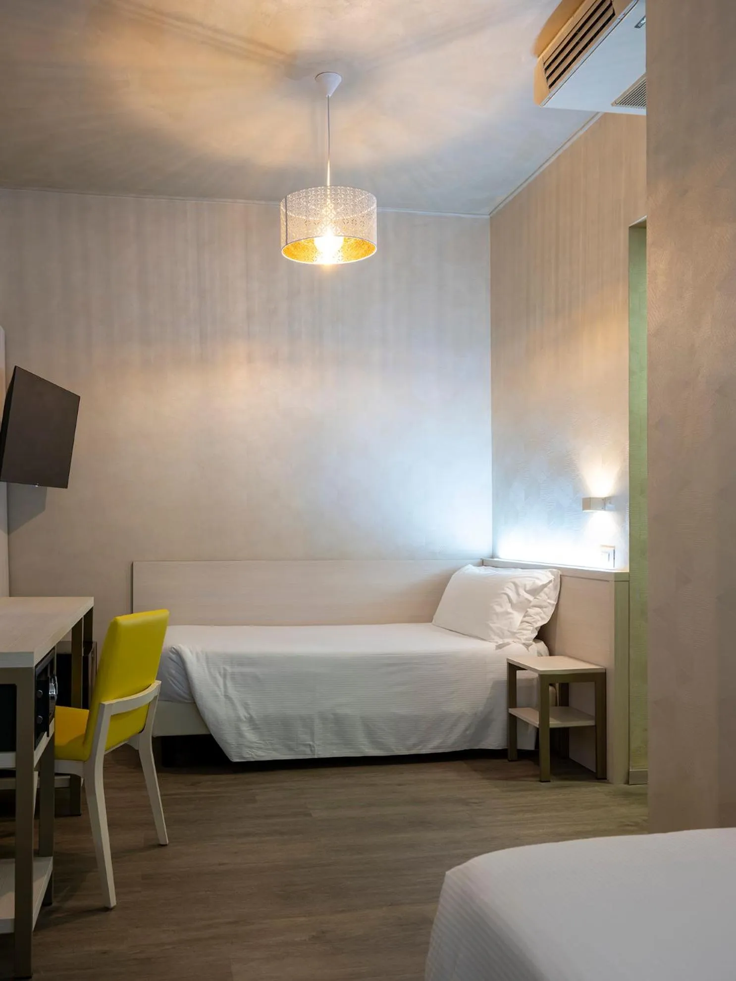 Photo of the whole room, Bed in Hotel Embassy