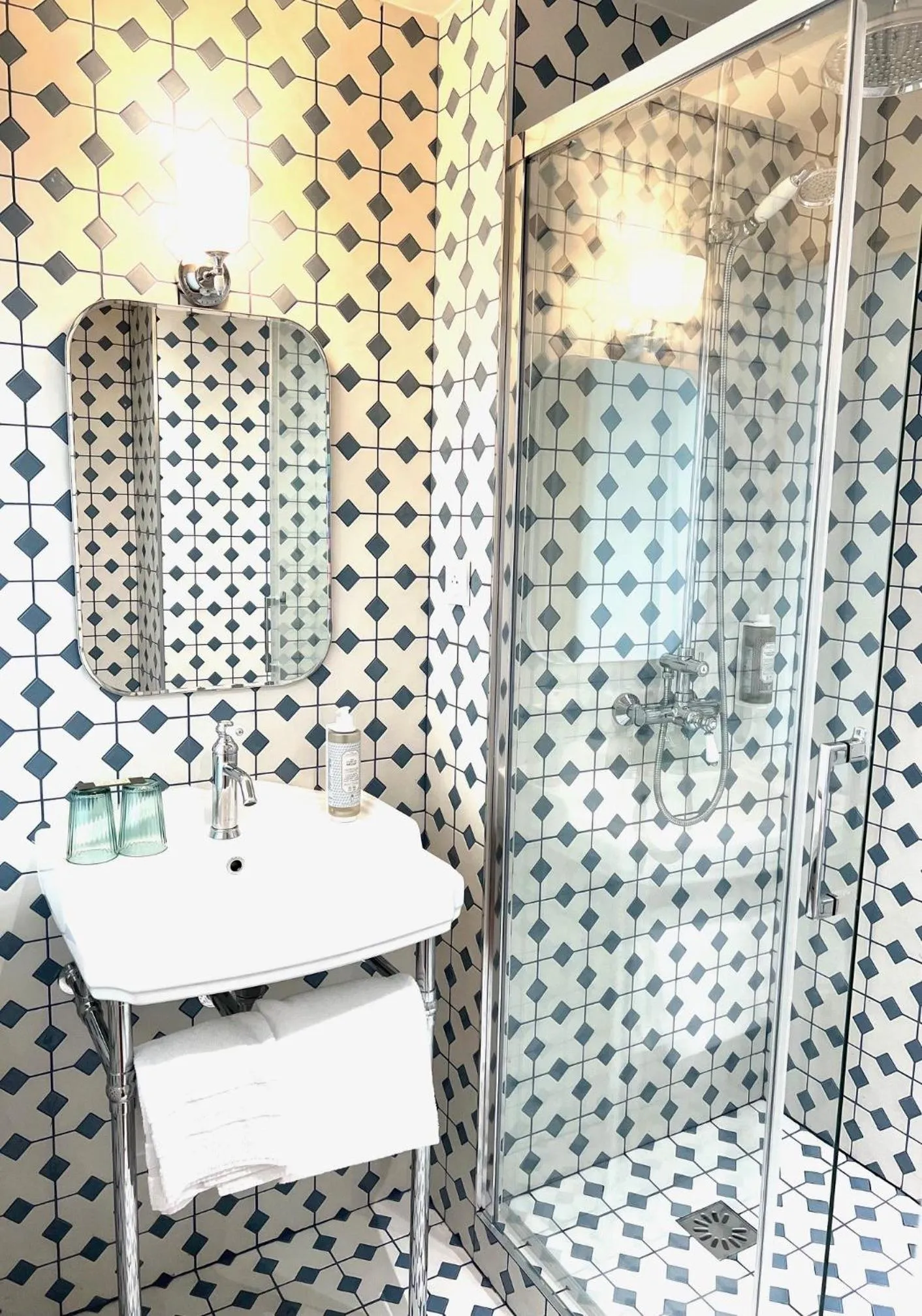 Shower in Hôtel La Tour Intendance