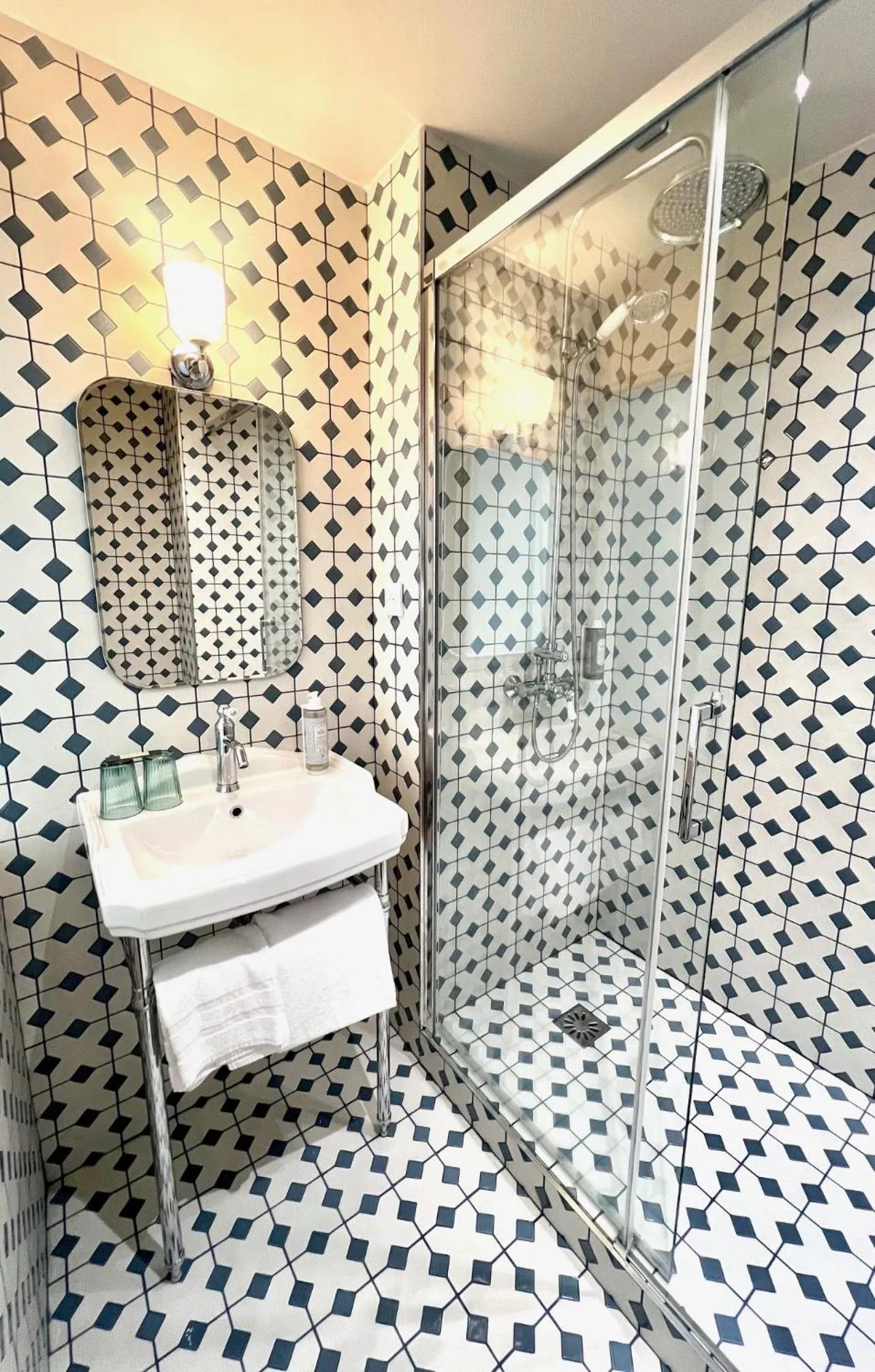 Shower in Hôtel La Tour Intendance