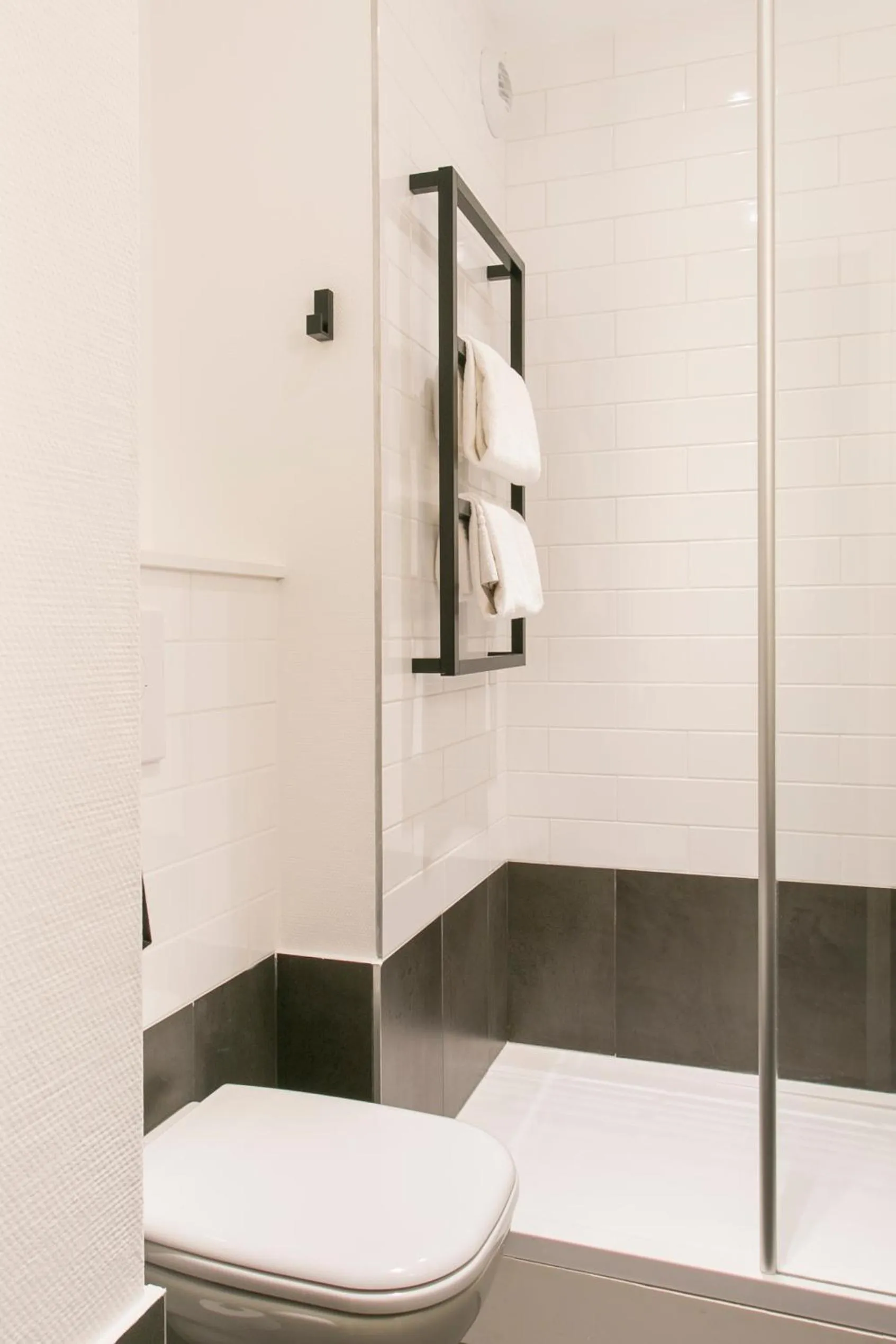 Bathroom in ibis Avignon Sud