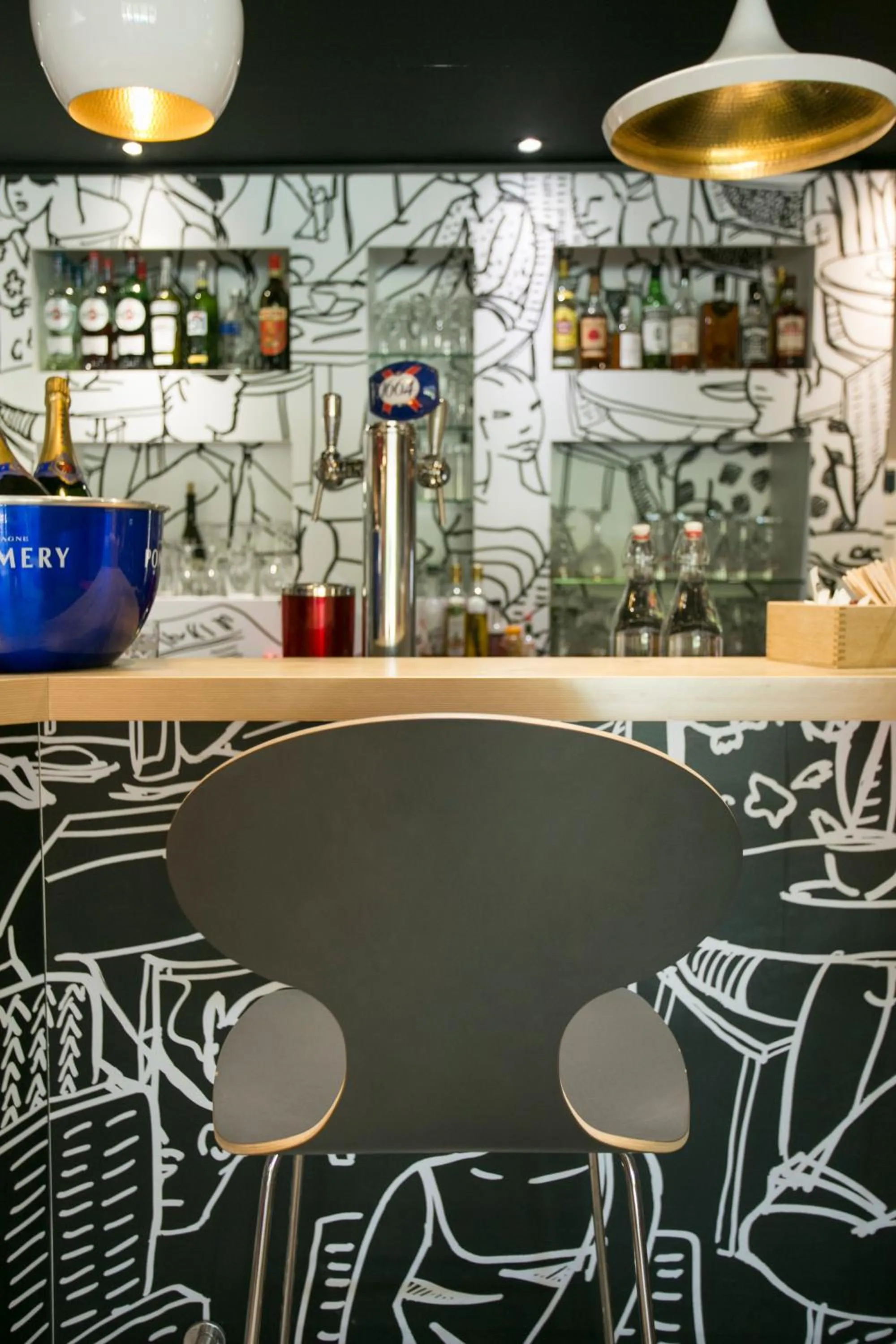 Lounge or bar in ibis Avignon Sud