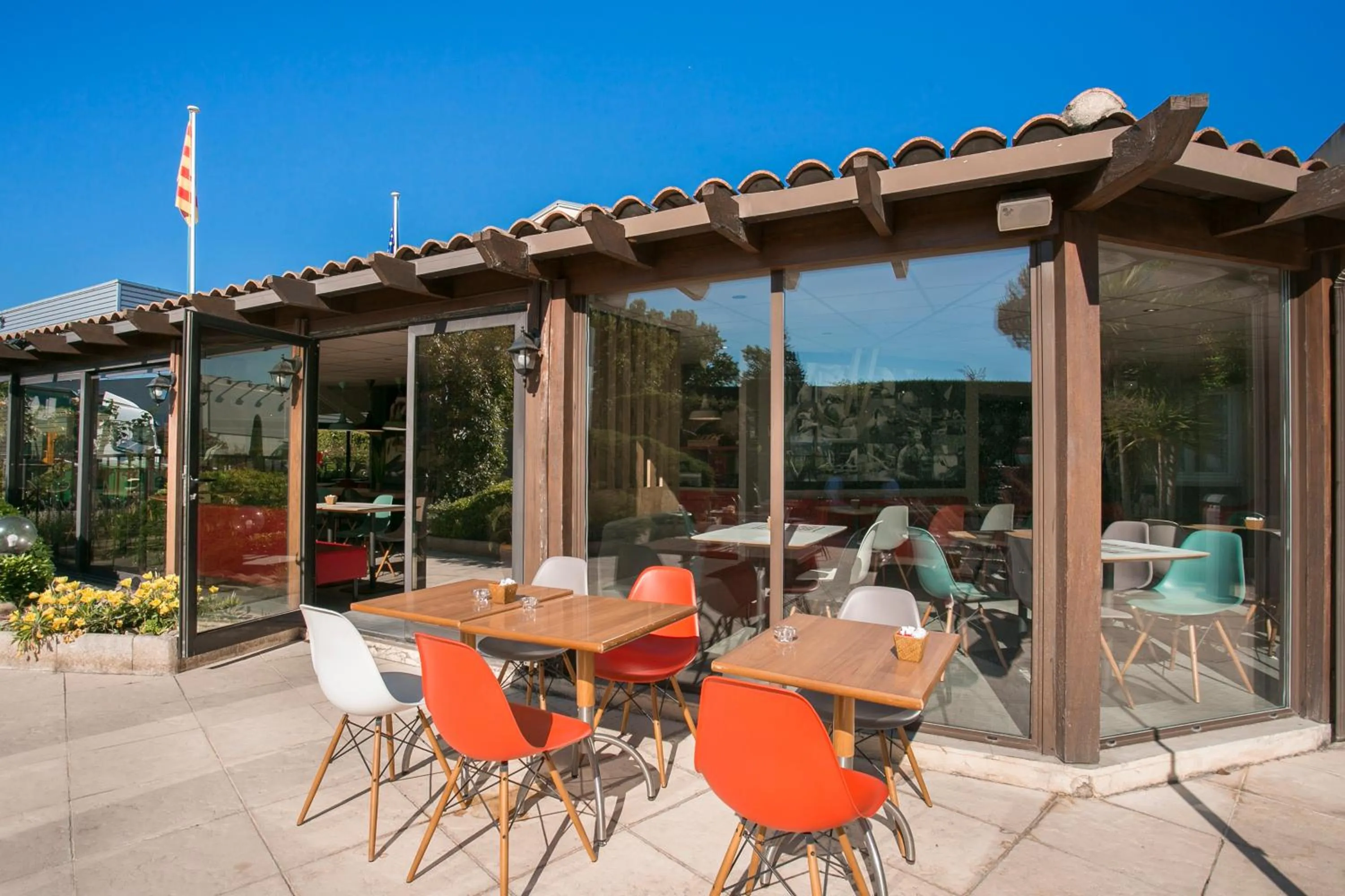 Restaurant/places to eat in ibis Avignon Sud