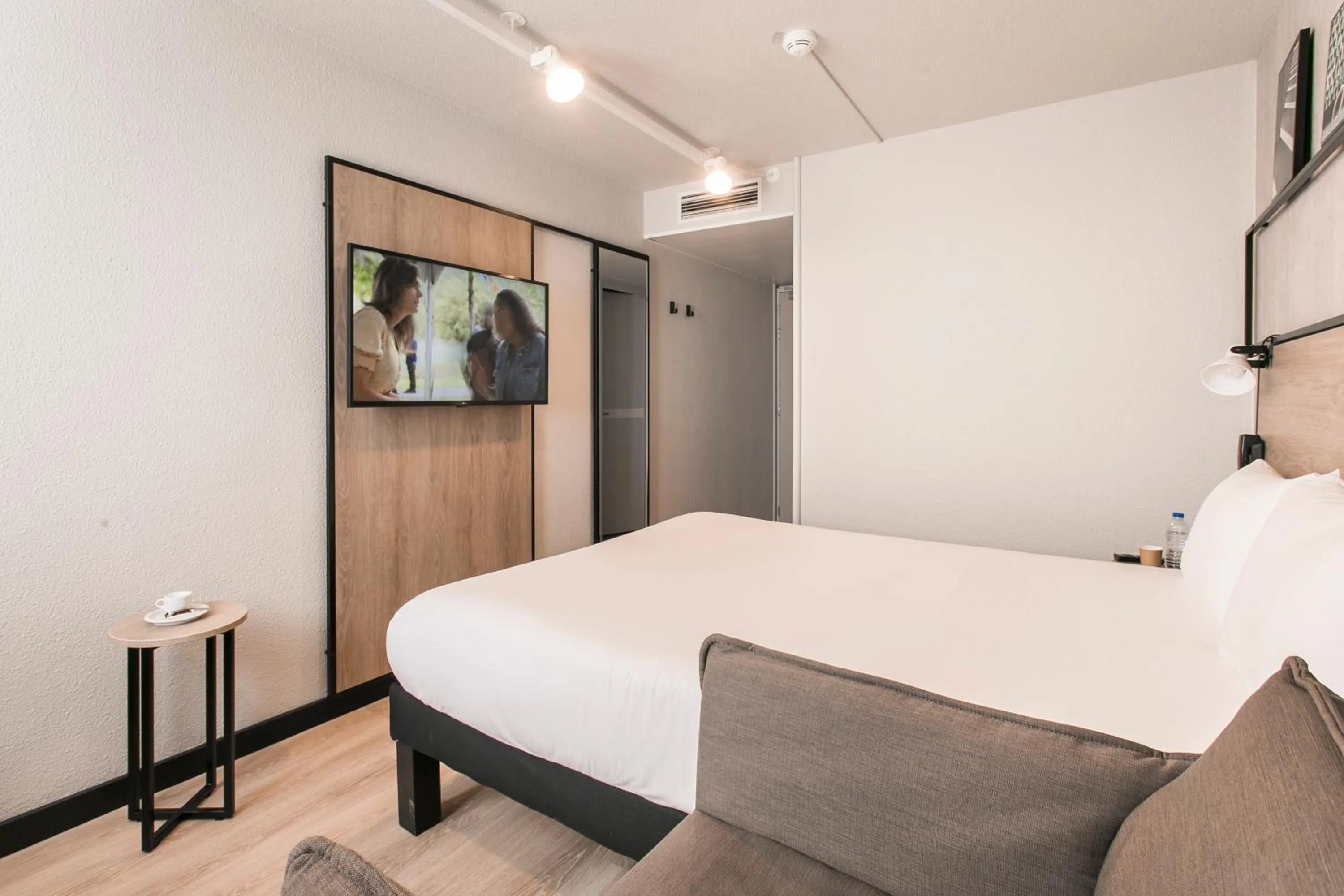 Photo of the whole room, Bed in ibis Avignon Sud