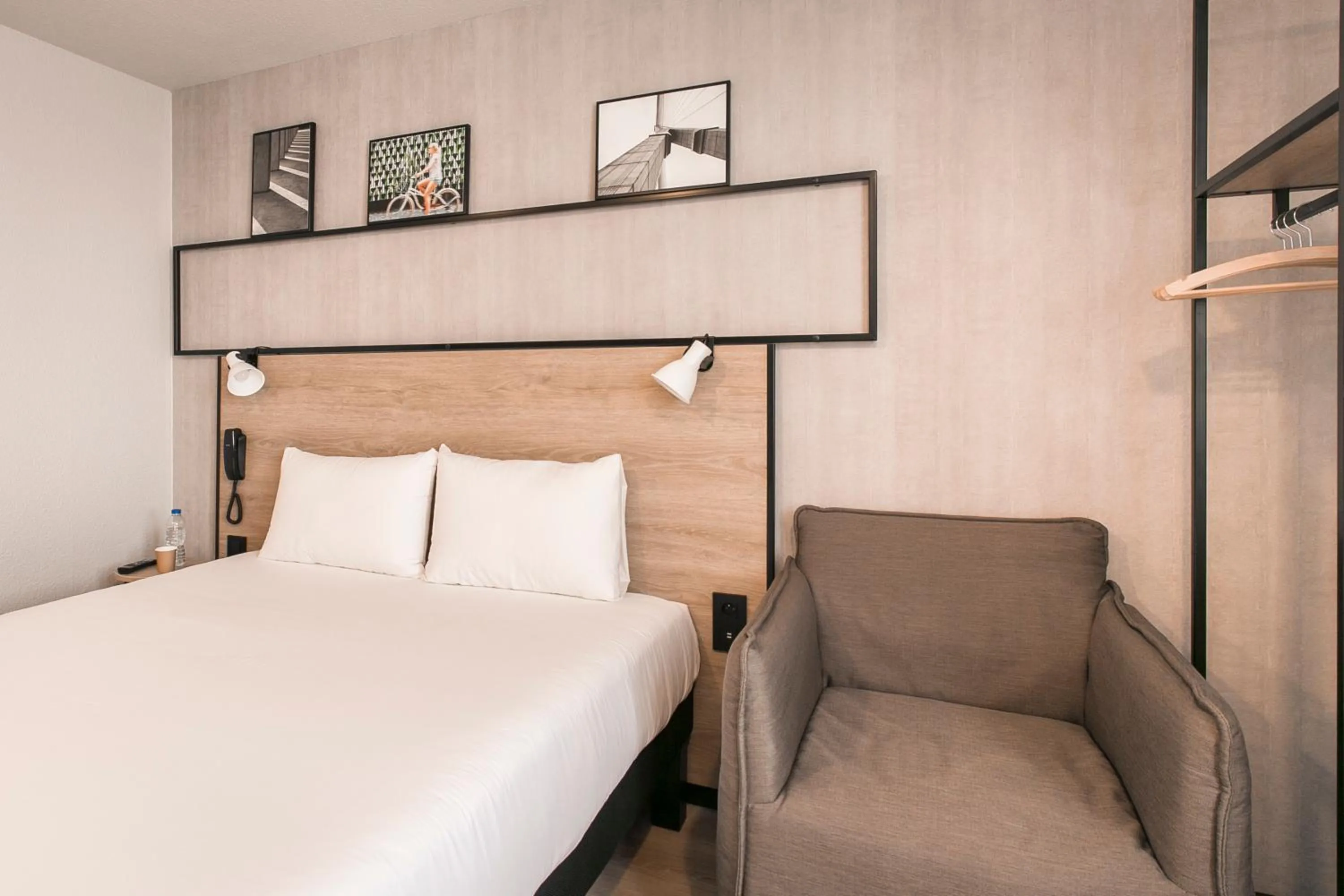 Photo of the whole room, Bed in ibis Avignon Sud