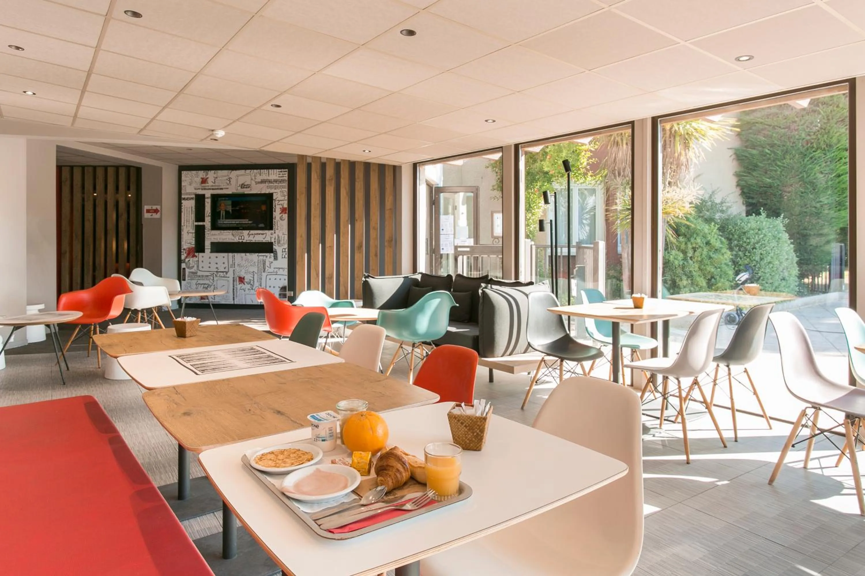 Restaurant/places to eat in ibis Avignon Sud