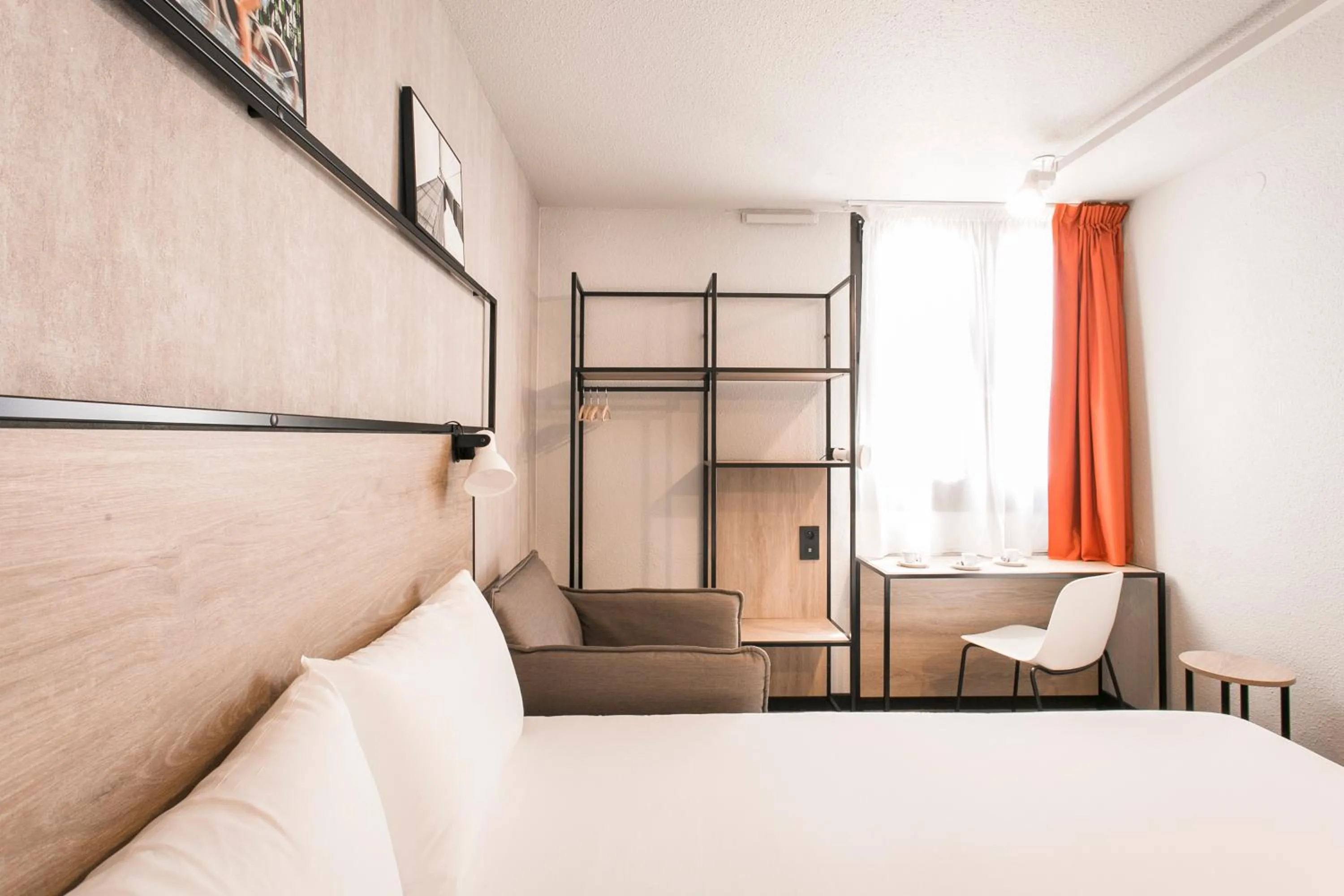 Photo of the whole room, Bed in ibis Avignon Sud