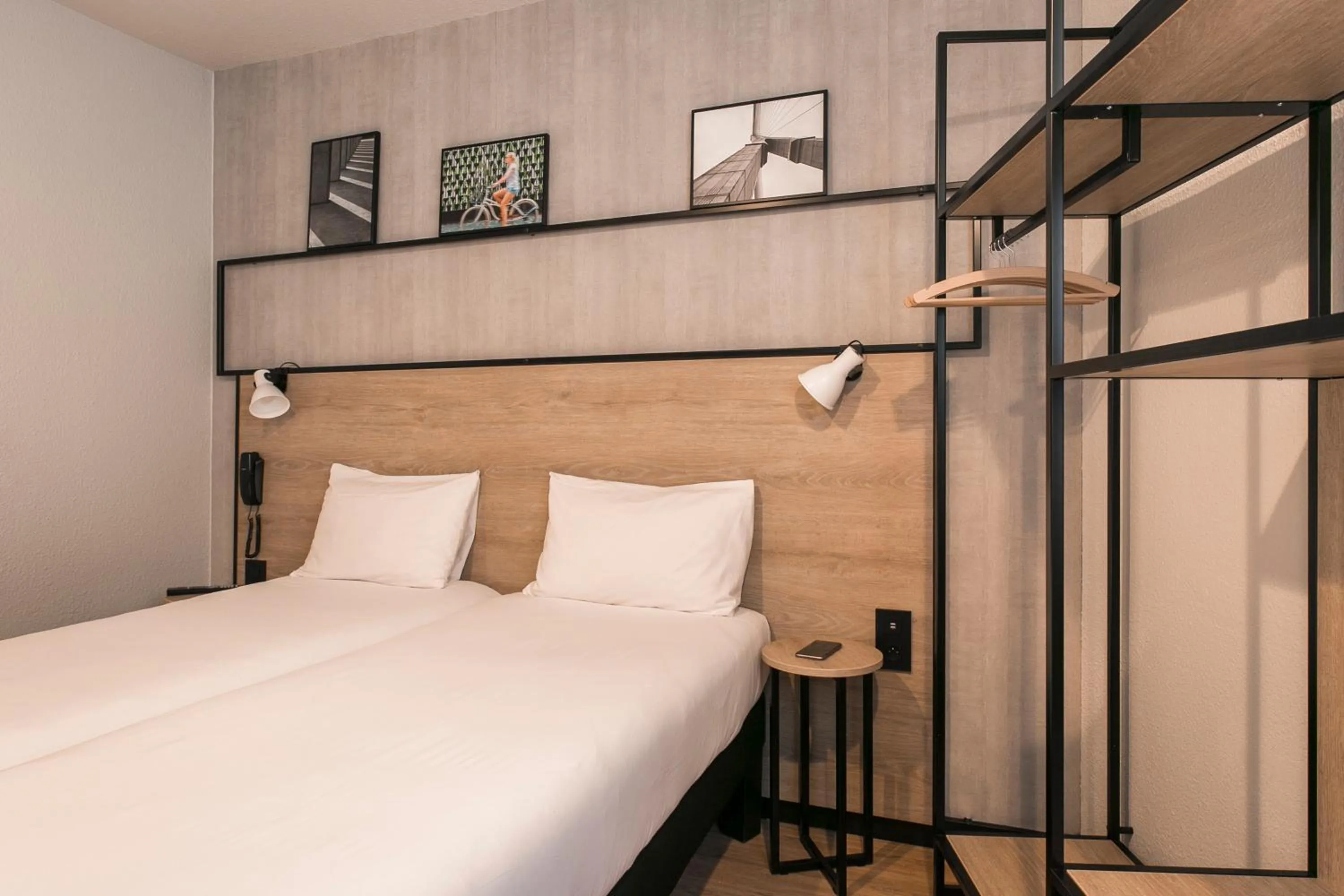 Photo of the whole room, Bed in ibis Avignon Sud