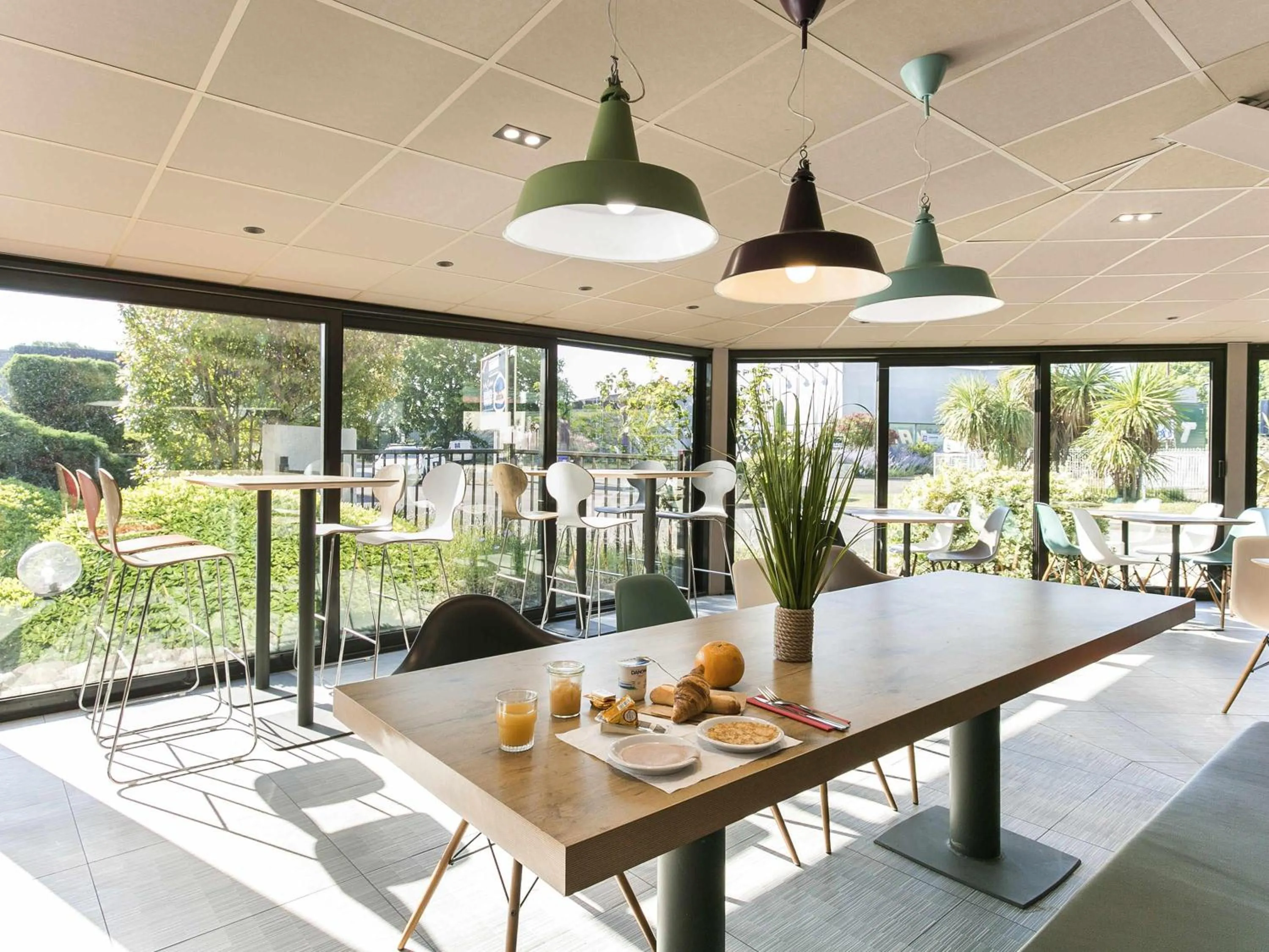 Restaurant/places to eat in ibis Avignon Sud