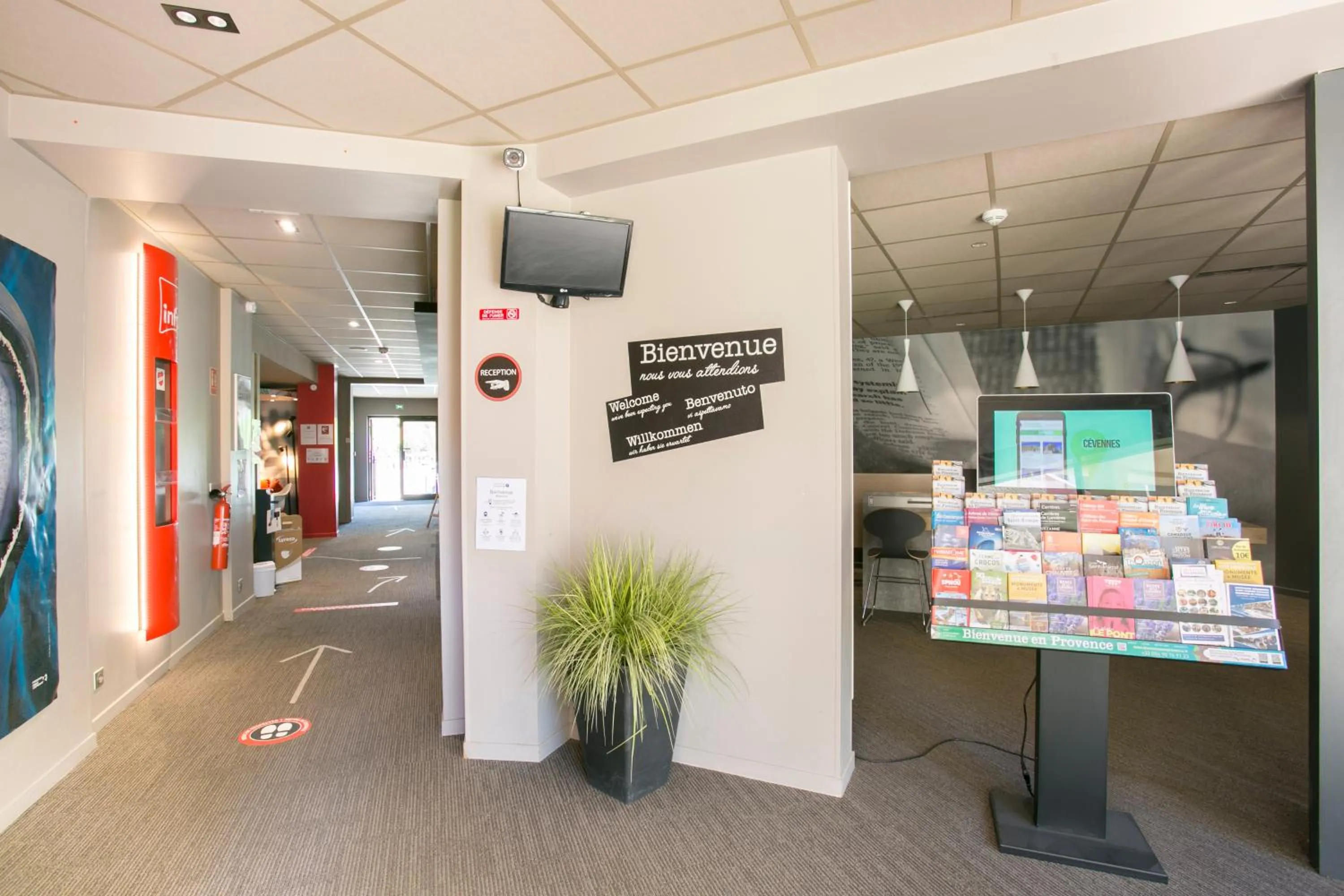 Lobby or reception in ibis Avignon Sud
