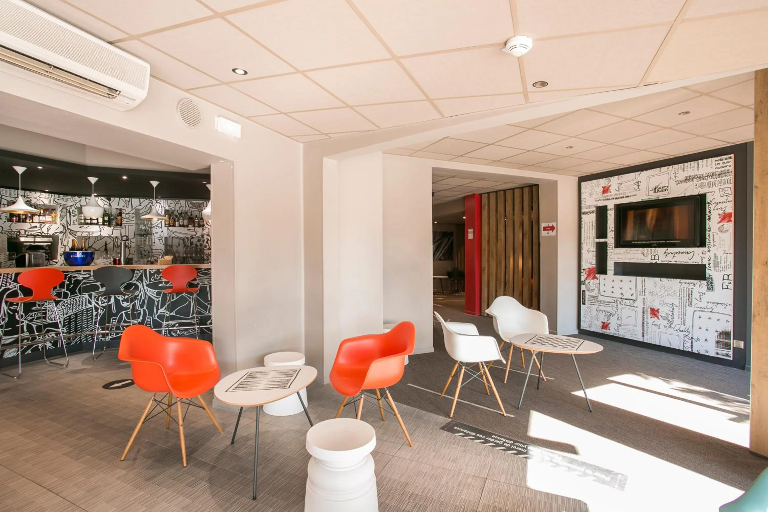 Lounge or bar in ibis Avignon Sud