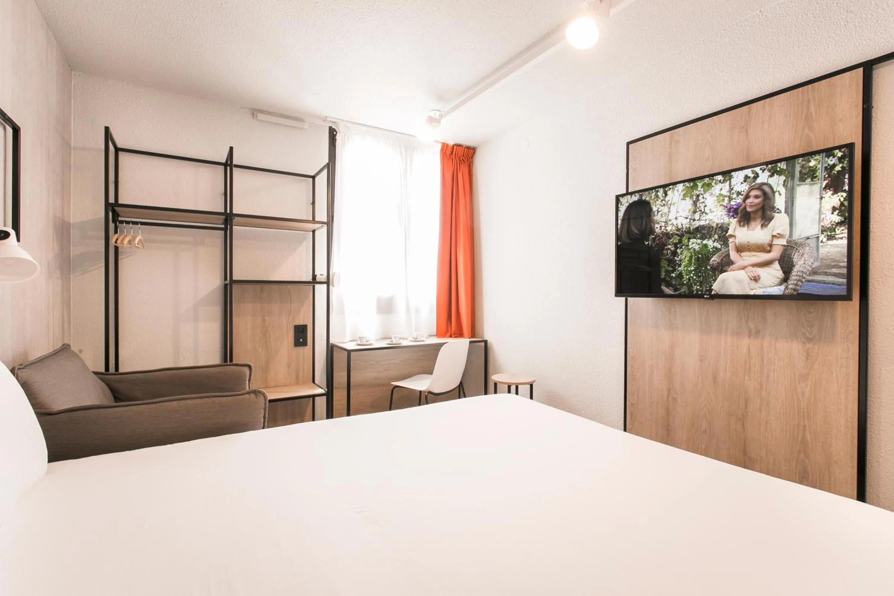 Photo of the whole room, Bed in ibis Avignon Sud