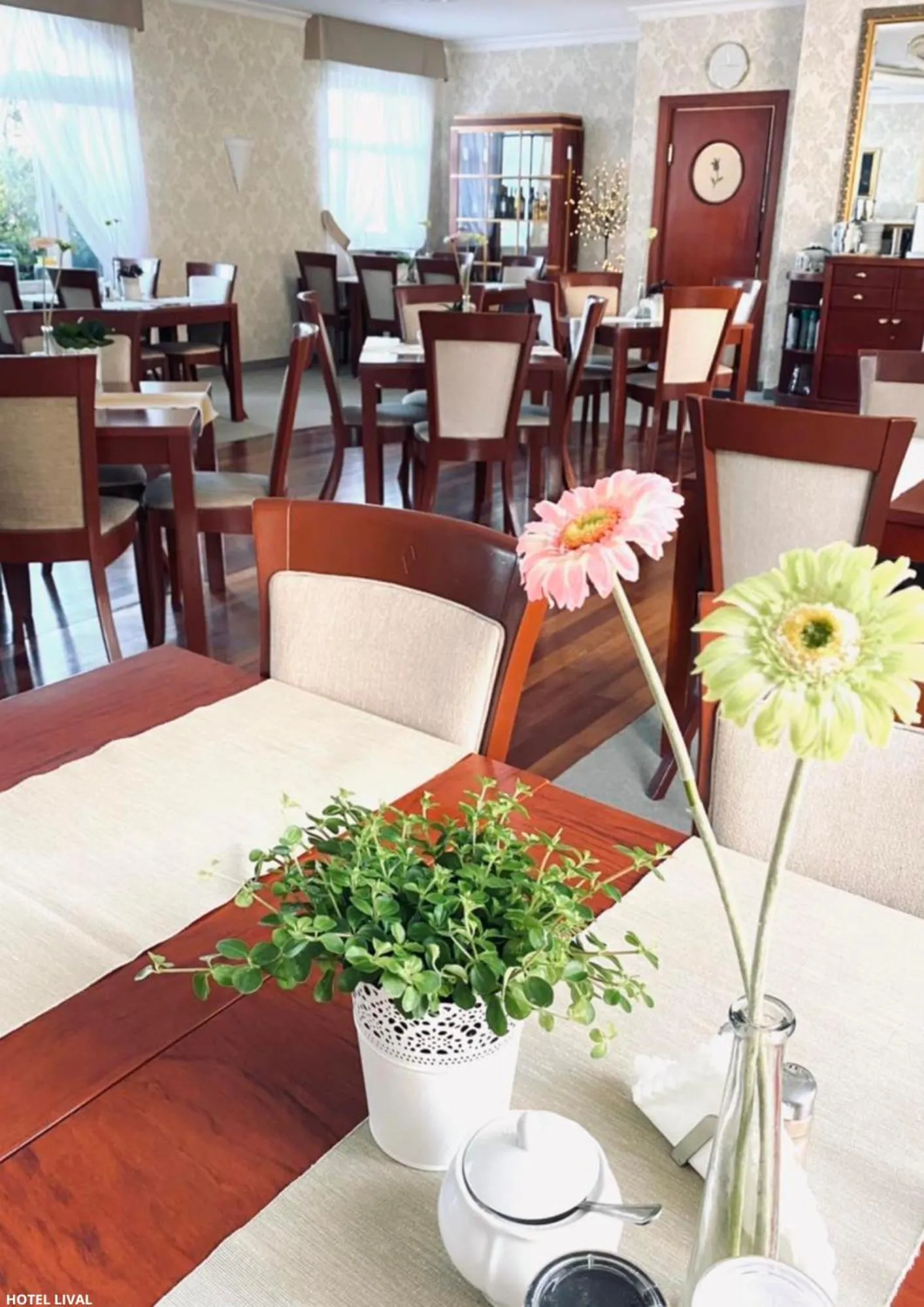 Restaurant/places to eat in Hotel Lival