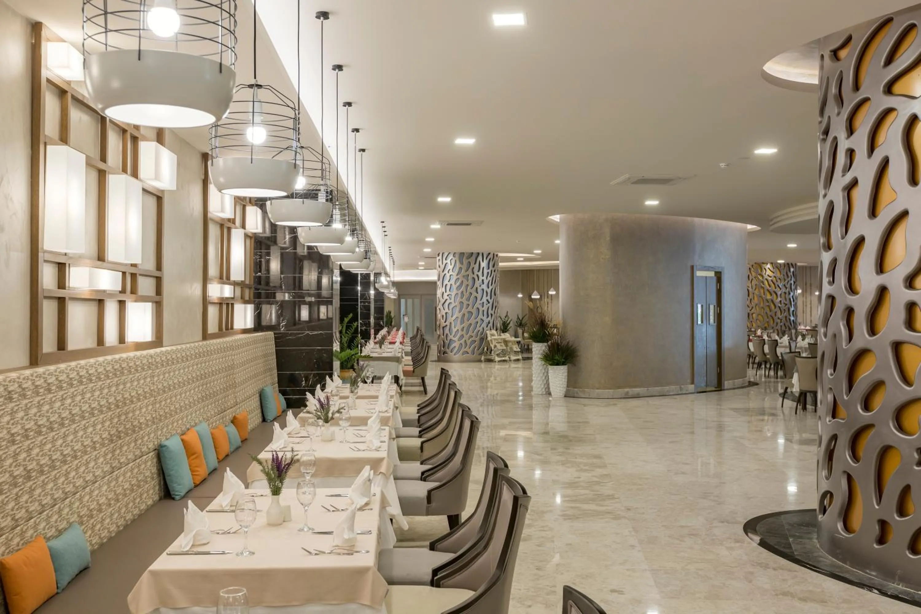 Restaurant/places to eat in Royal Seginus