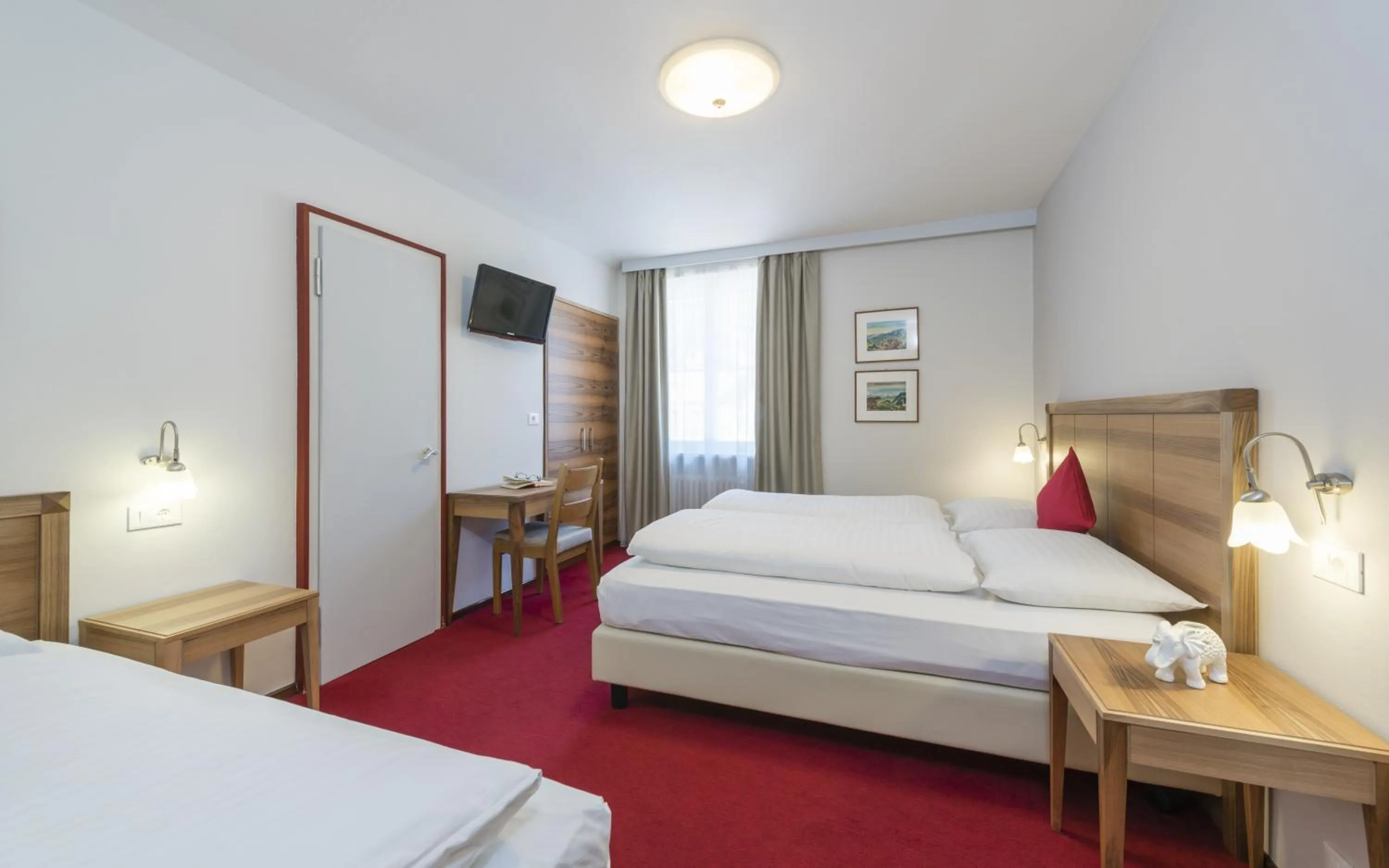 Photo of the whole room, Bed in Hotel Elefant