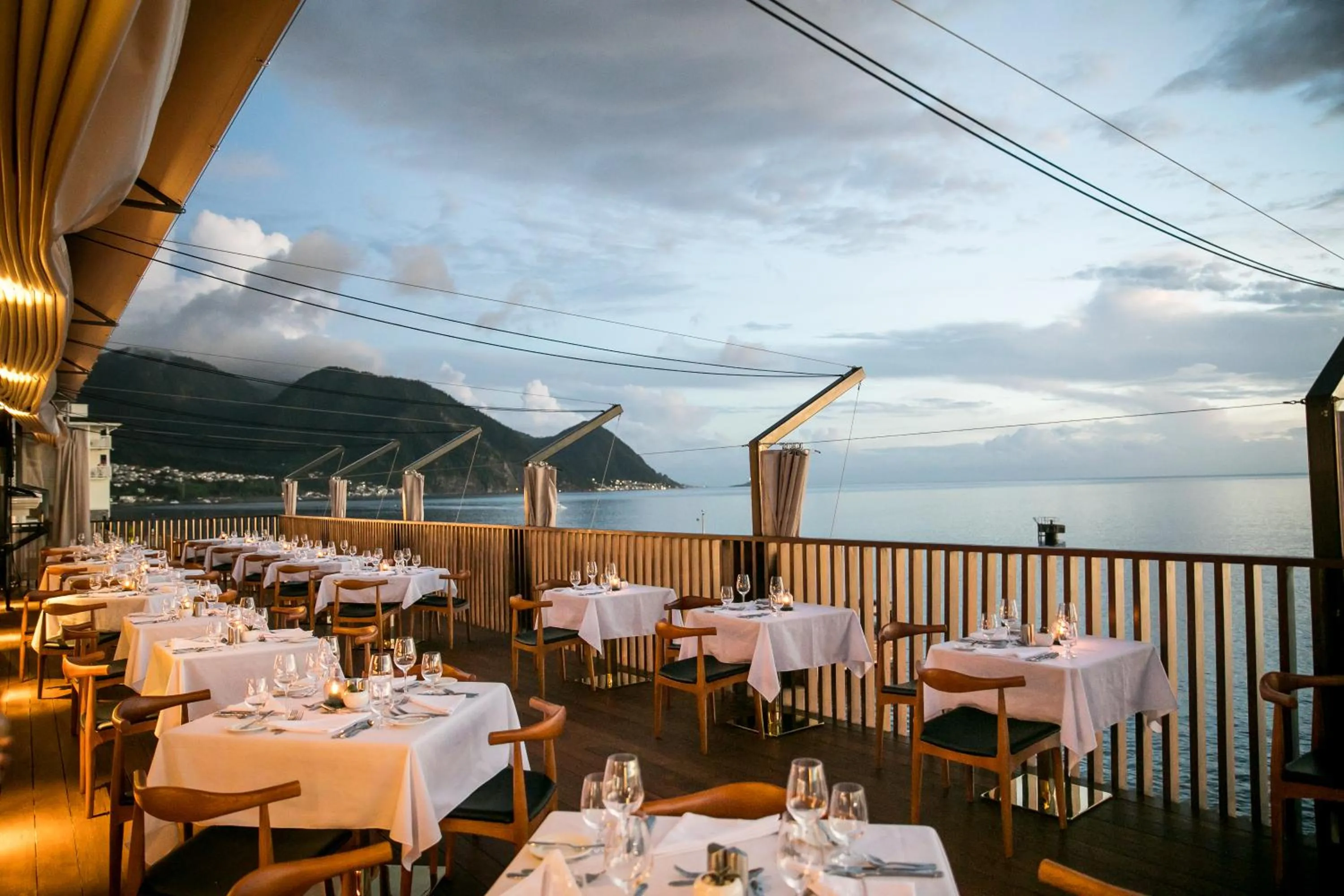 Restaurant/places to eat in Fort Young Hotel