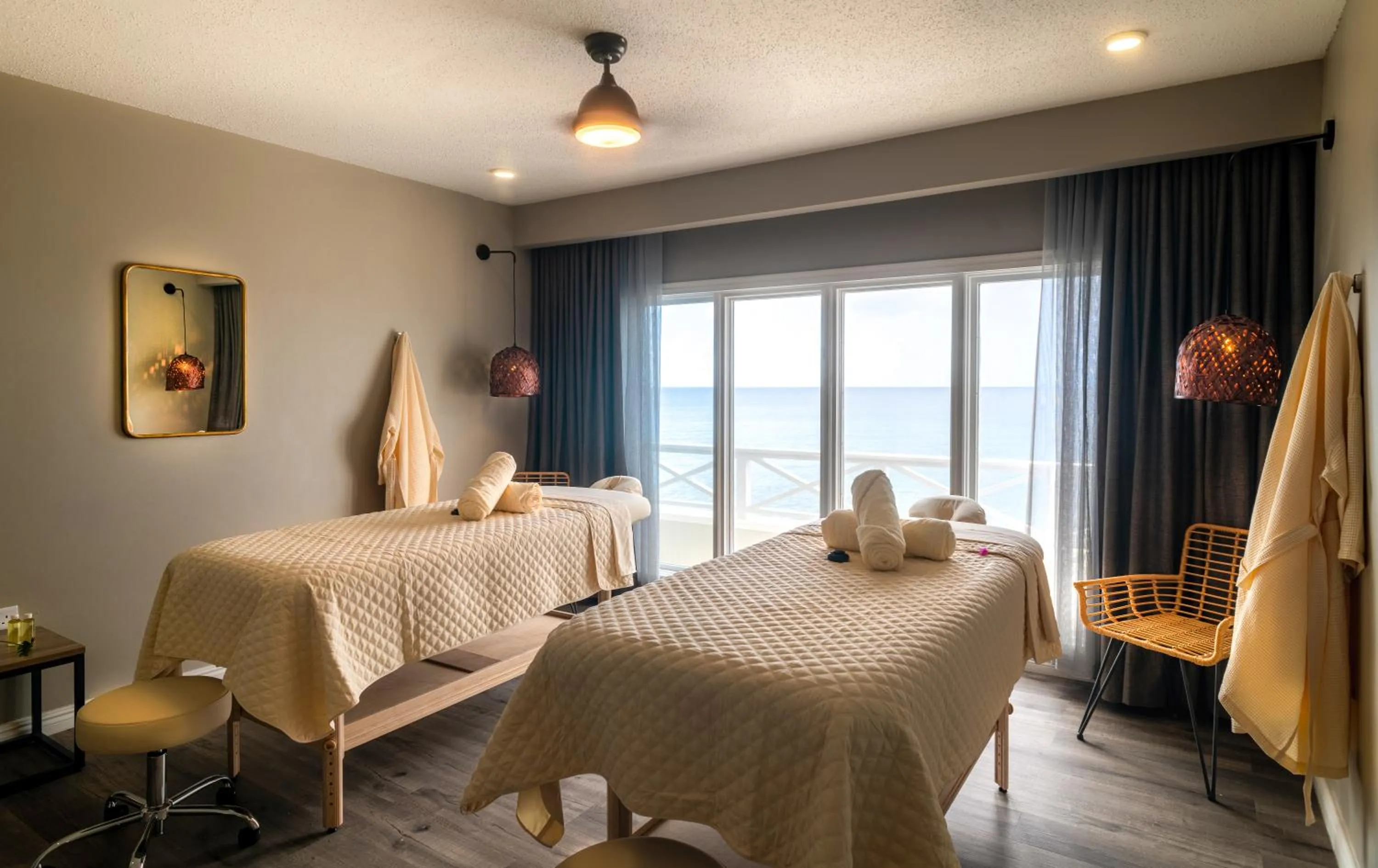 Massage, Bed in Fort Young Hotel