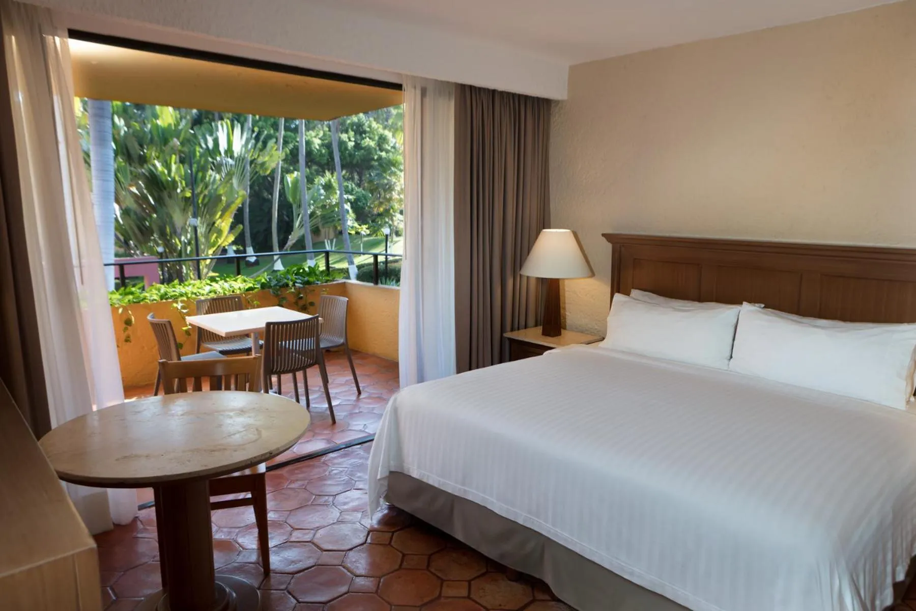 Balcony/Terrace, Bed in Holiday Inn Resort Ixtapa All-Inclusive by IHG