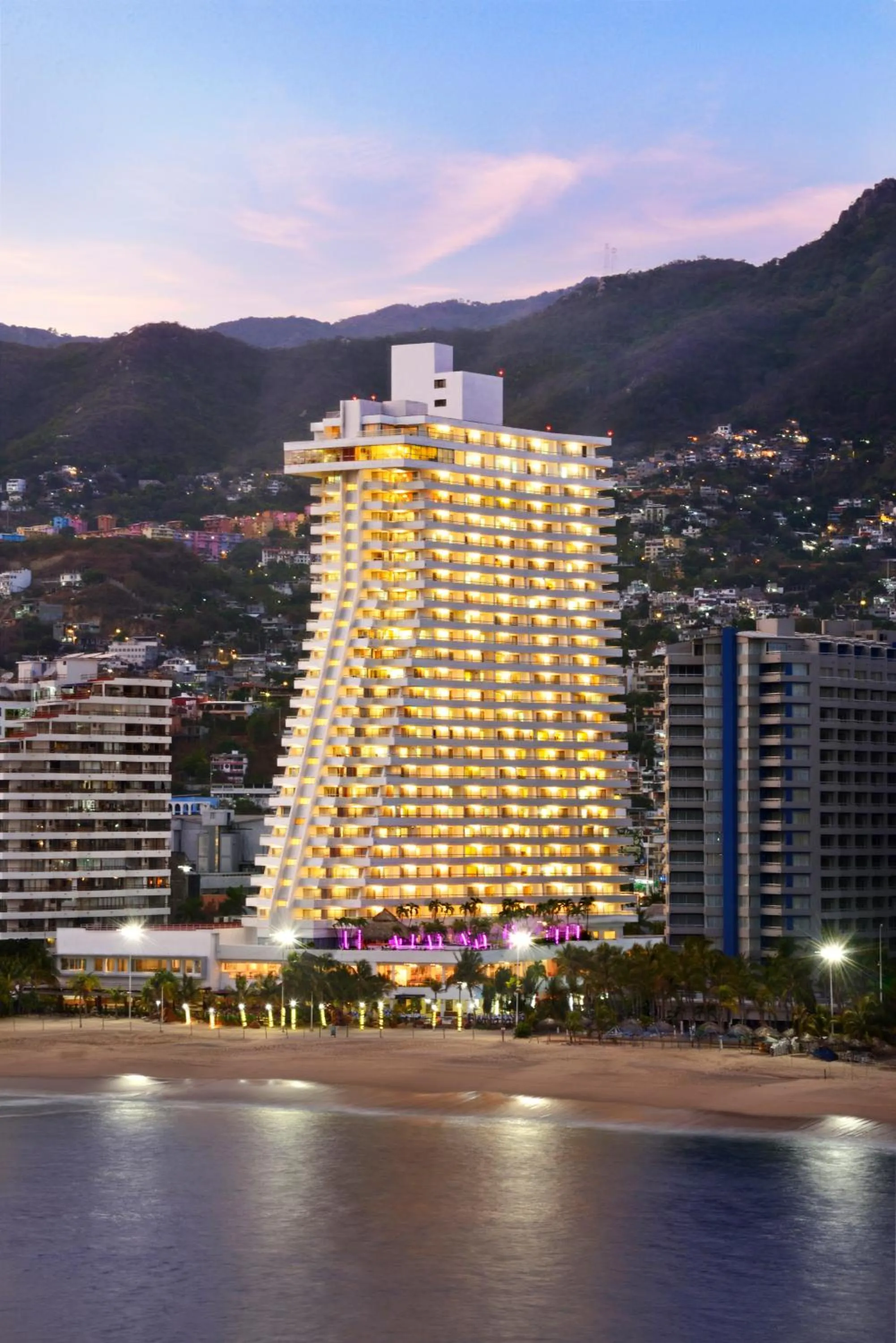 Property building in HS HOTSSON Hotel Acapulco