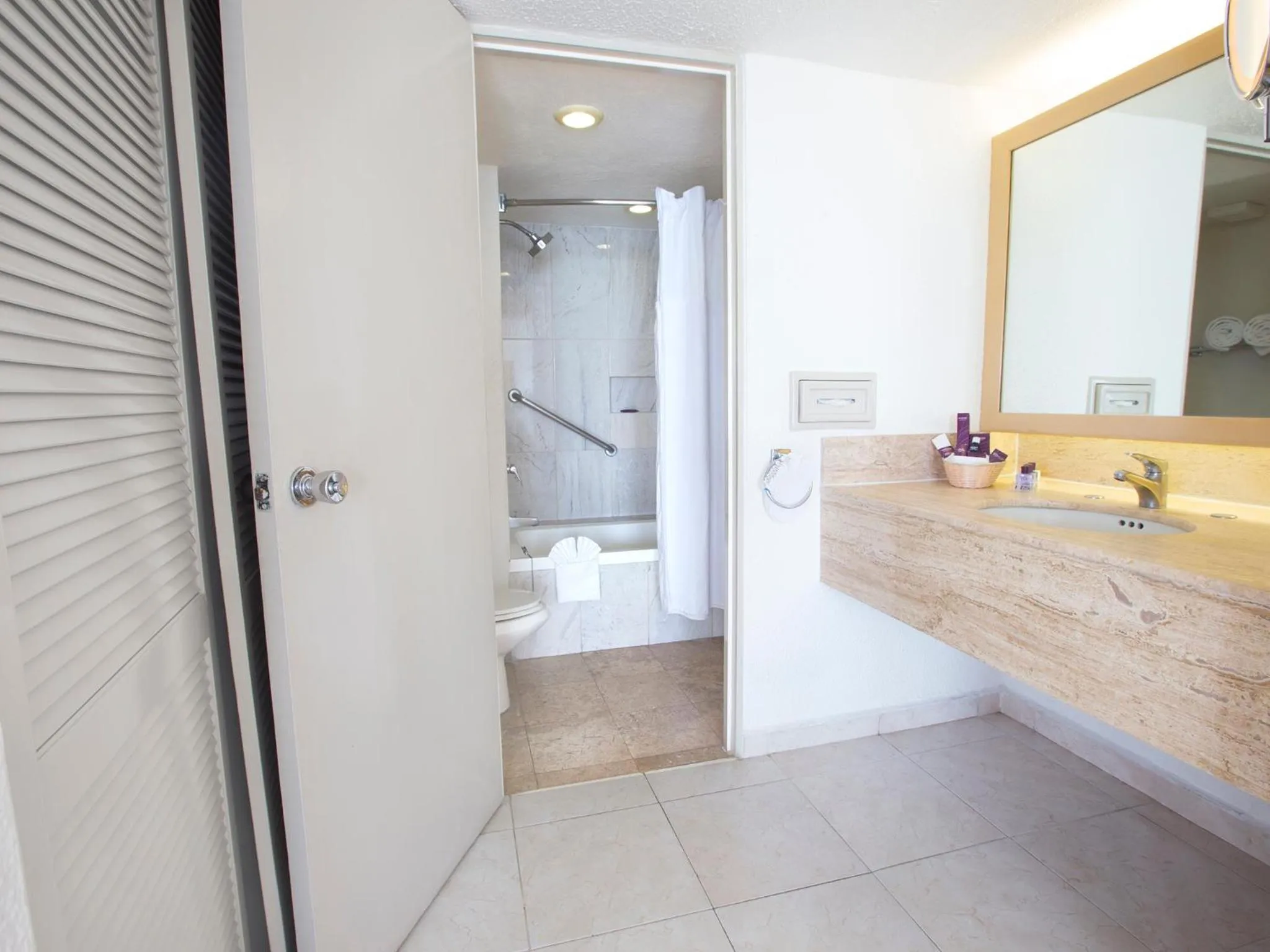 Bathroom in HS HOTSSON Hotel Acapulco