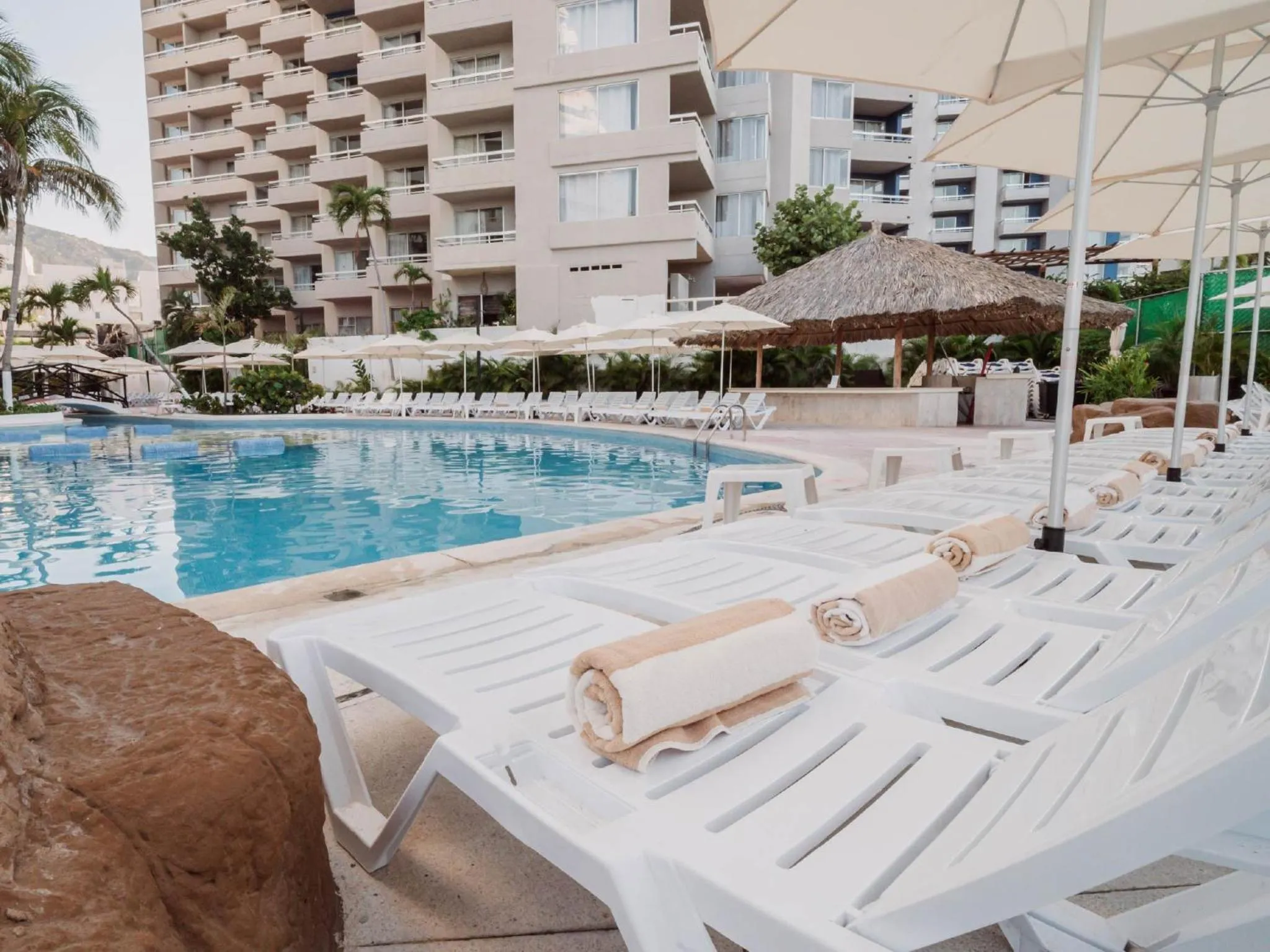 Property building in HS HOTSSON Hotel Acapulco